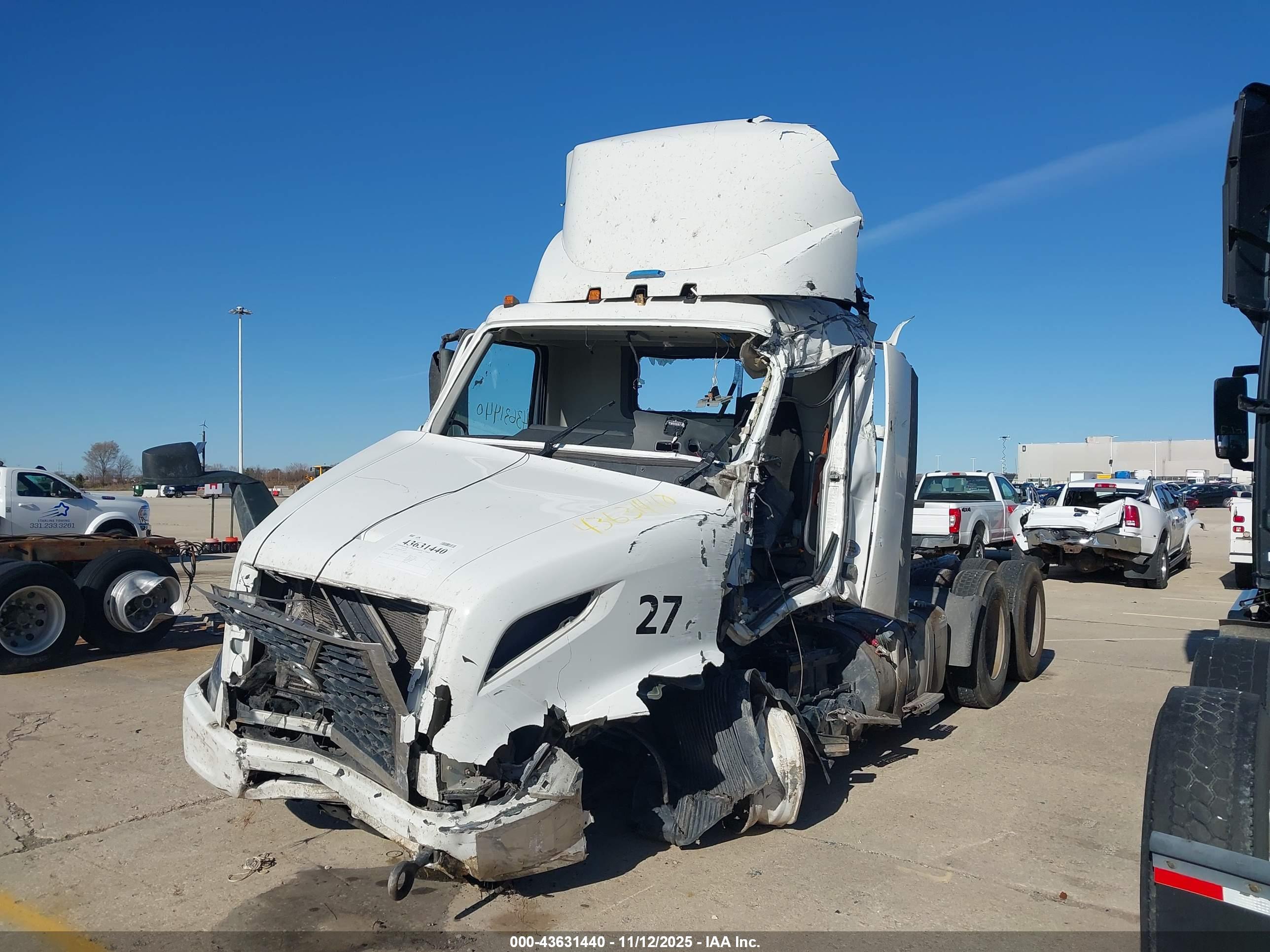 VOLVO VNR image 2