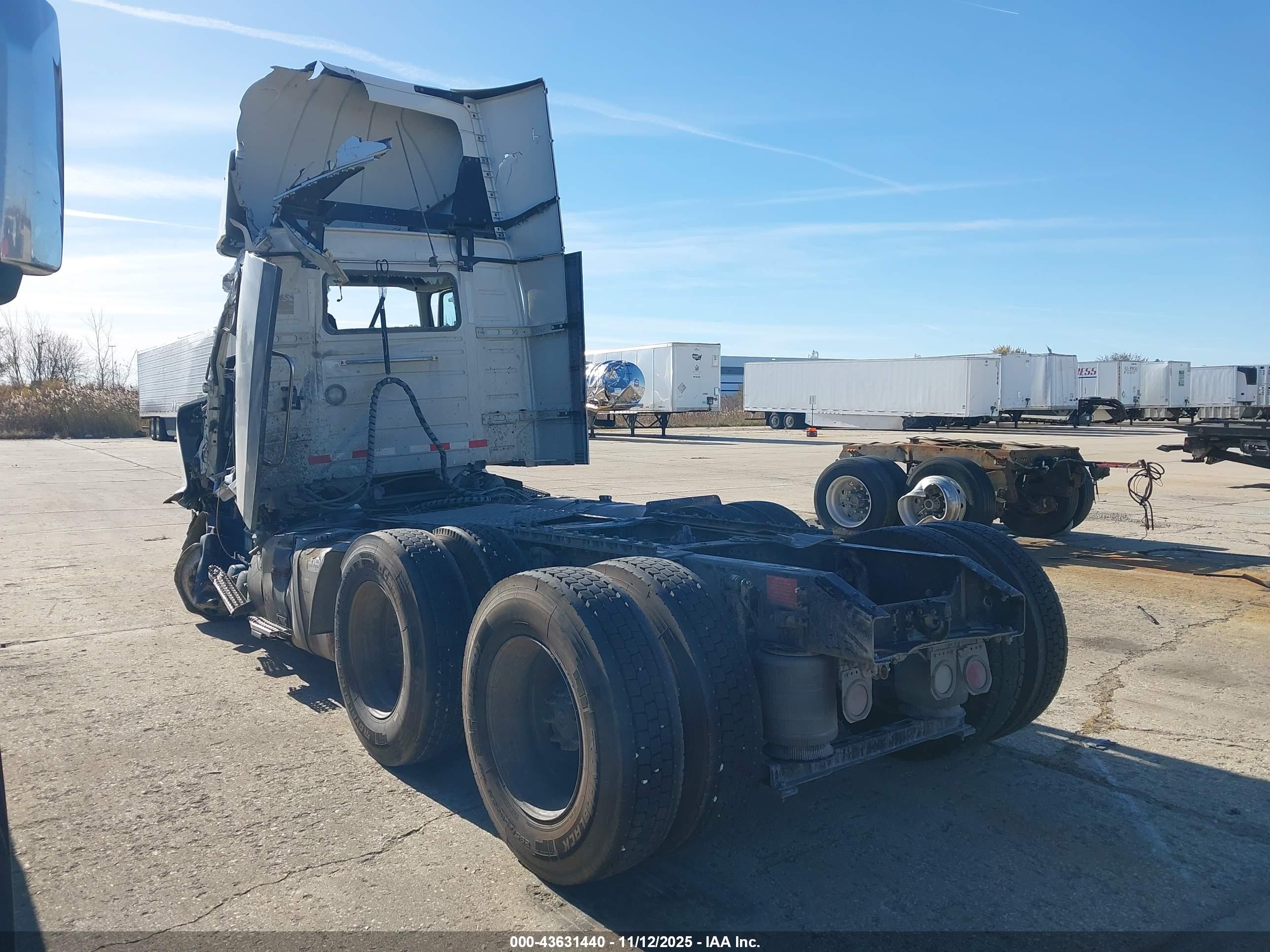 VOLVO VNR image 3