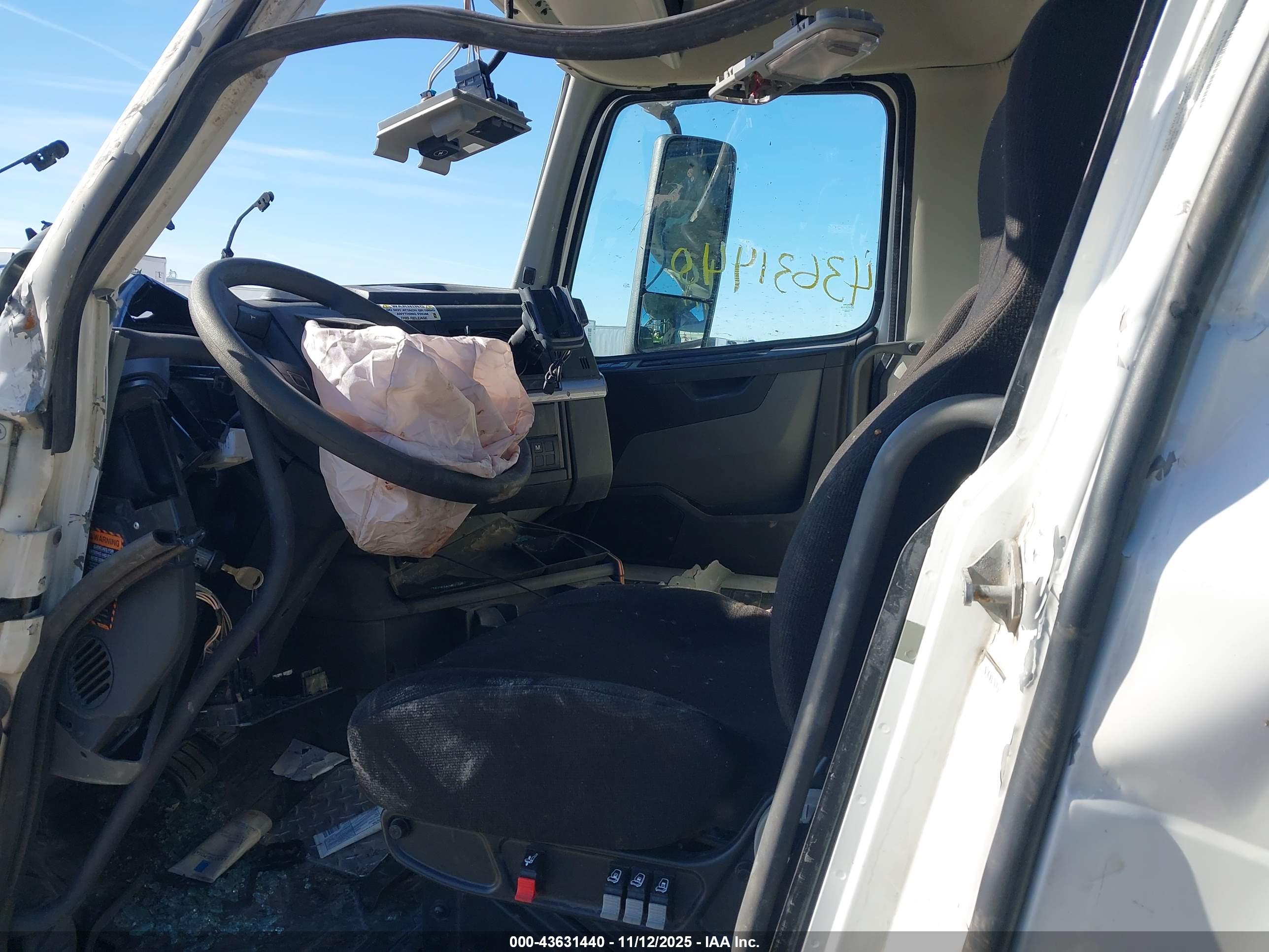 VOLVO VNR image 5