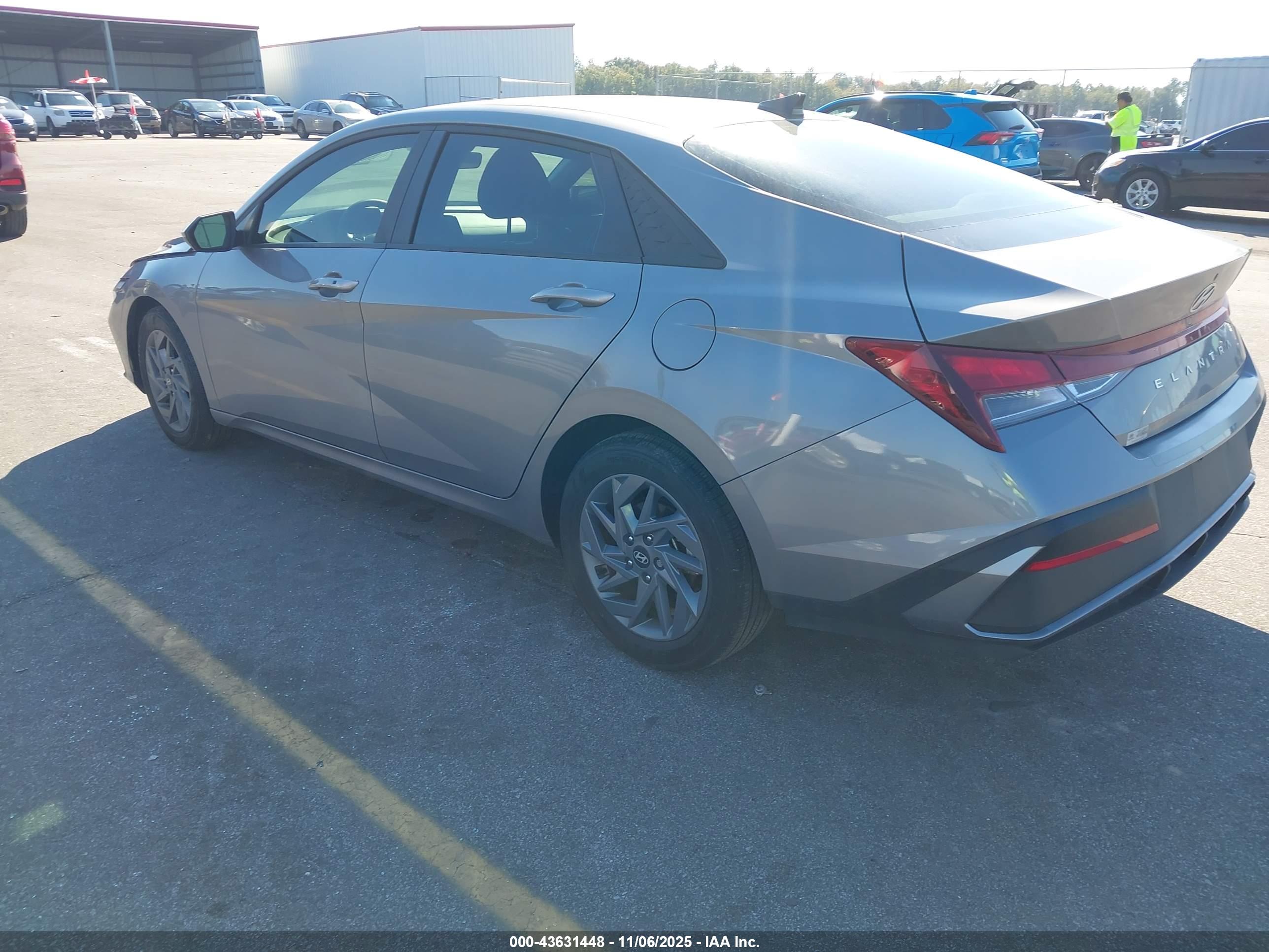 HYUNDAI ELANTRA image 3