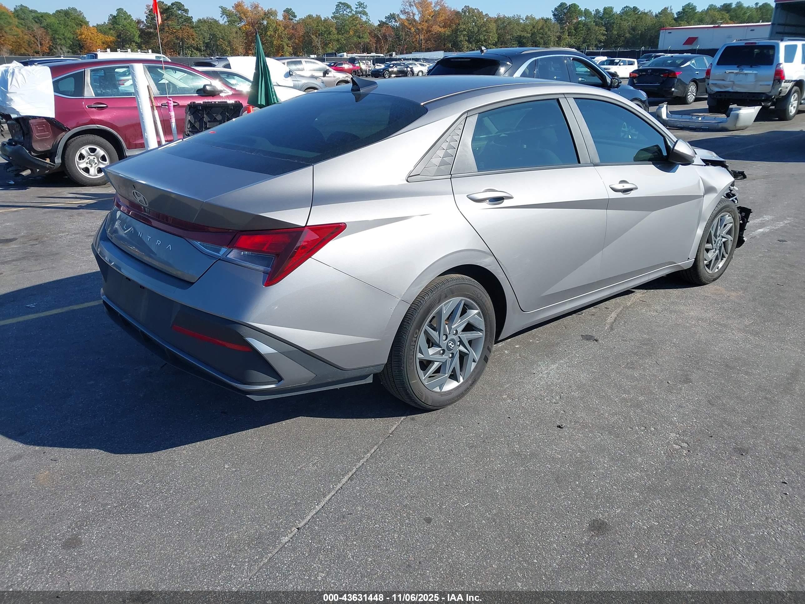 HYUNDAI ELANTRA image 4