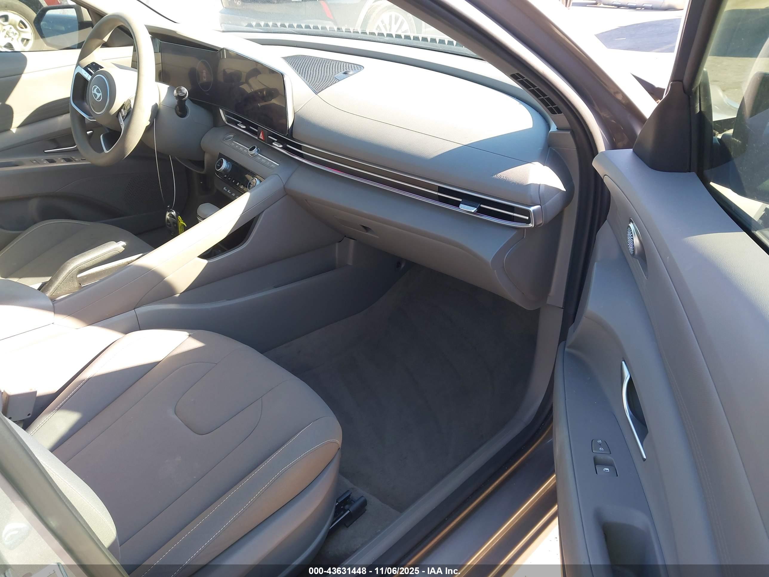HYUNDAI ELANTRA image 5