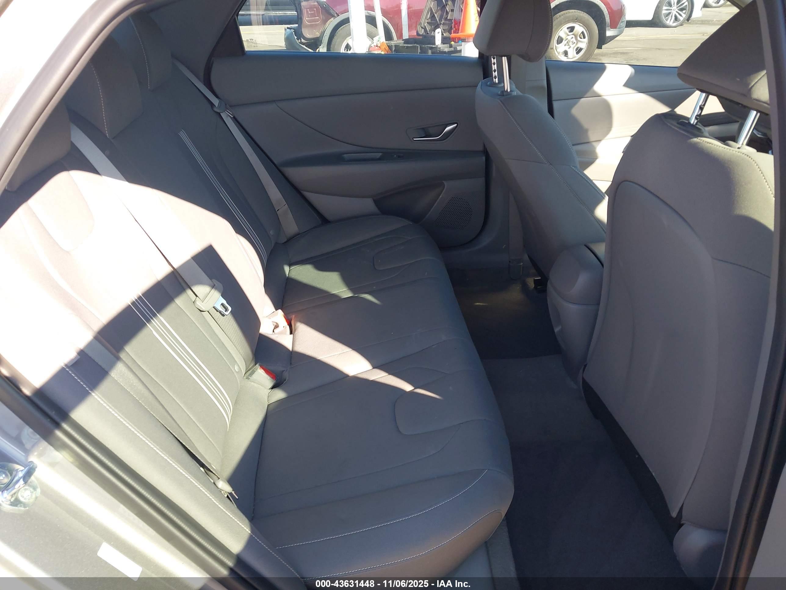 HYUNDAI ELANTRA image 8