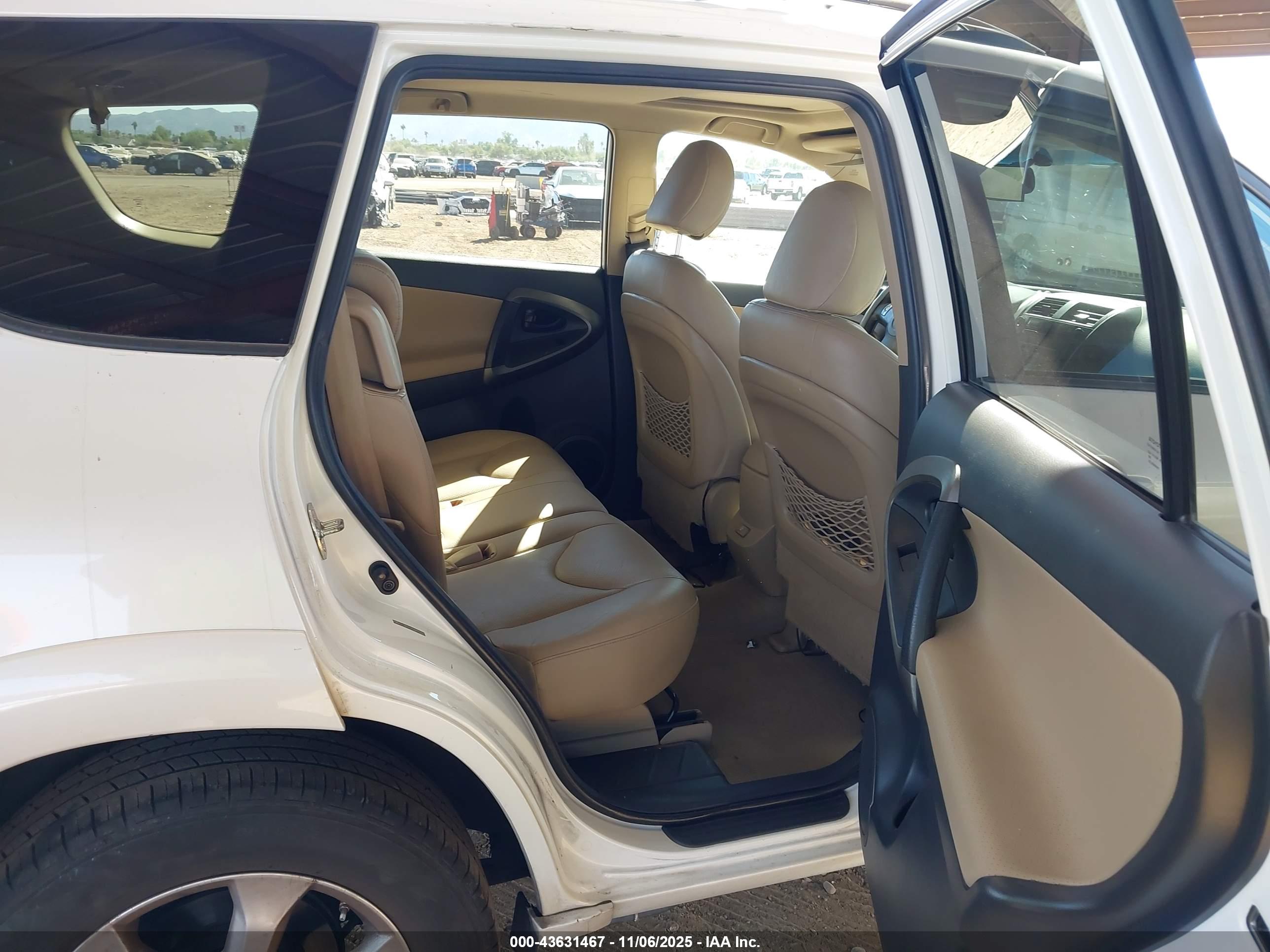 TOYOTA RAV4 image 8