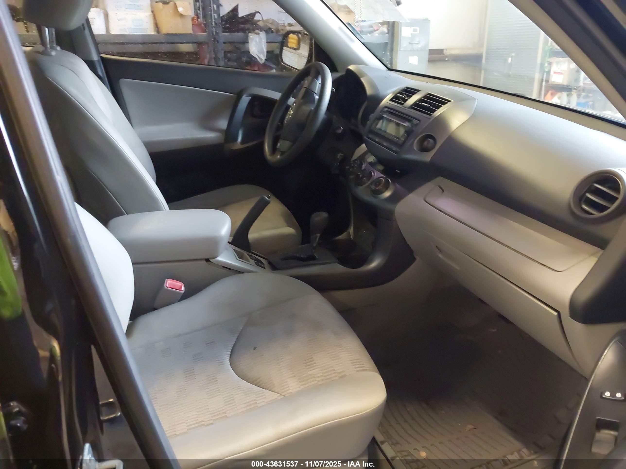 TOYOTA RAV4 image 5