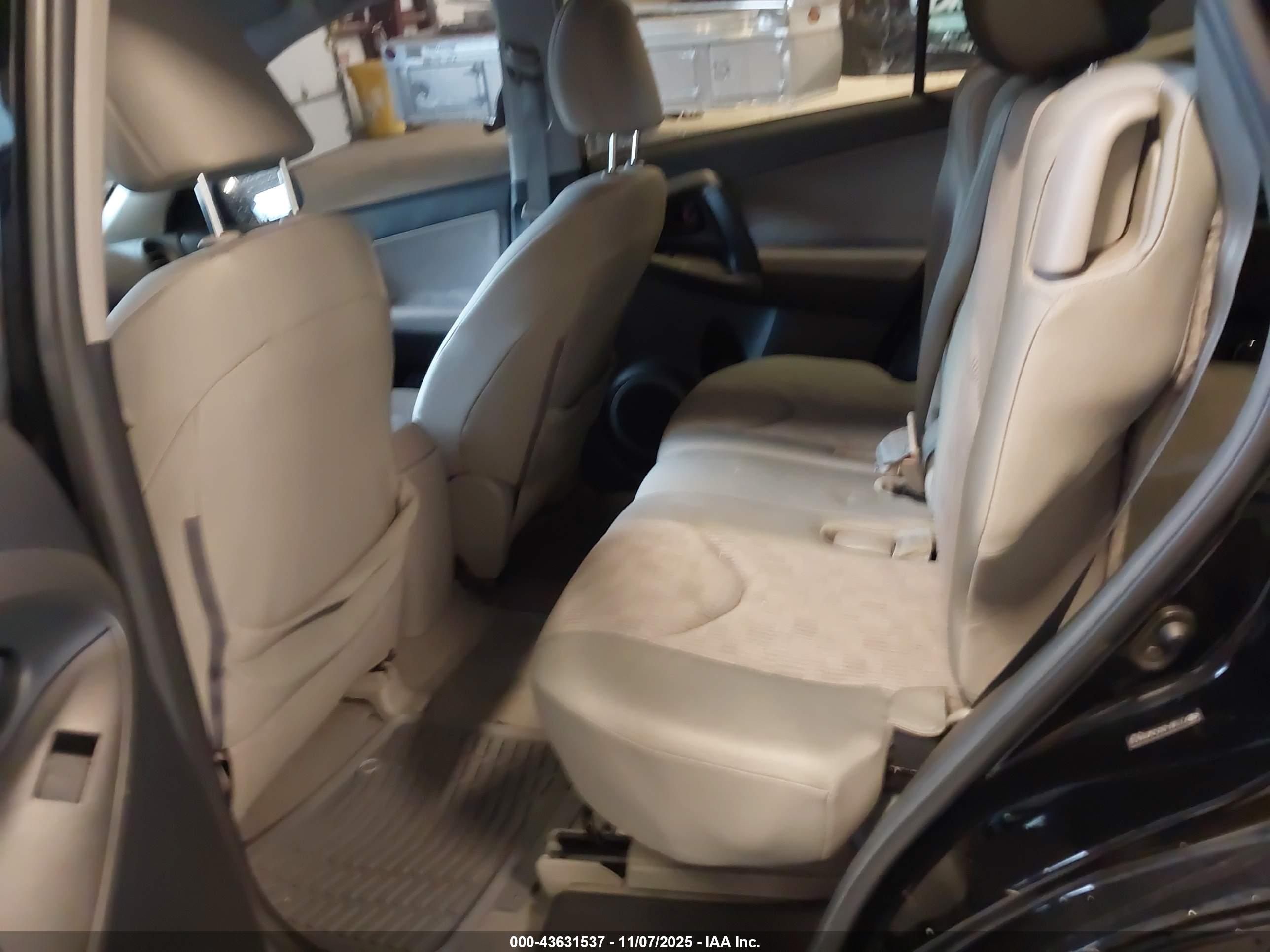 TOYOTA RAV4 image 8