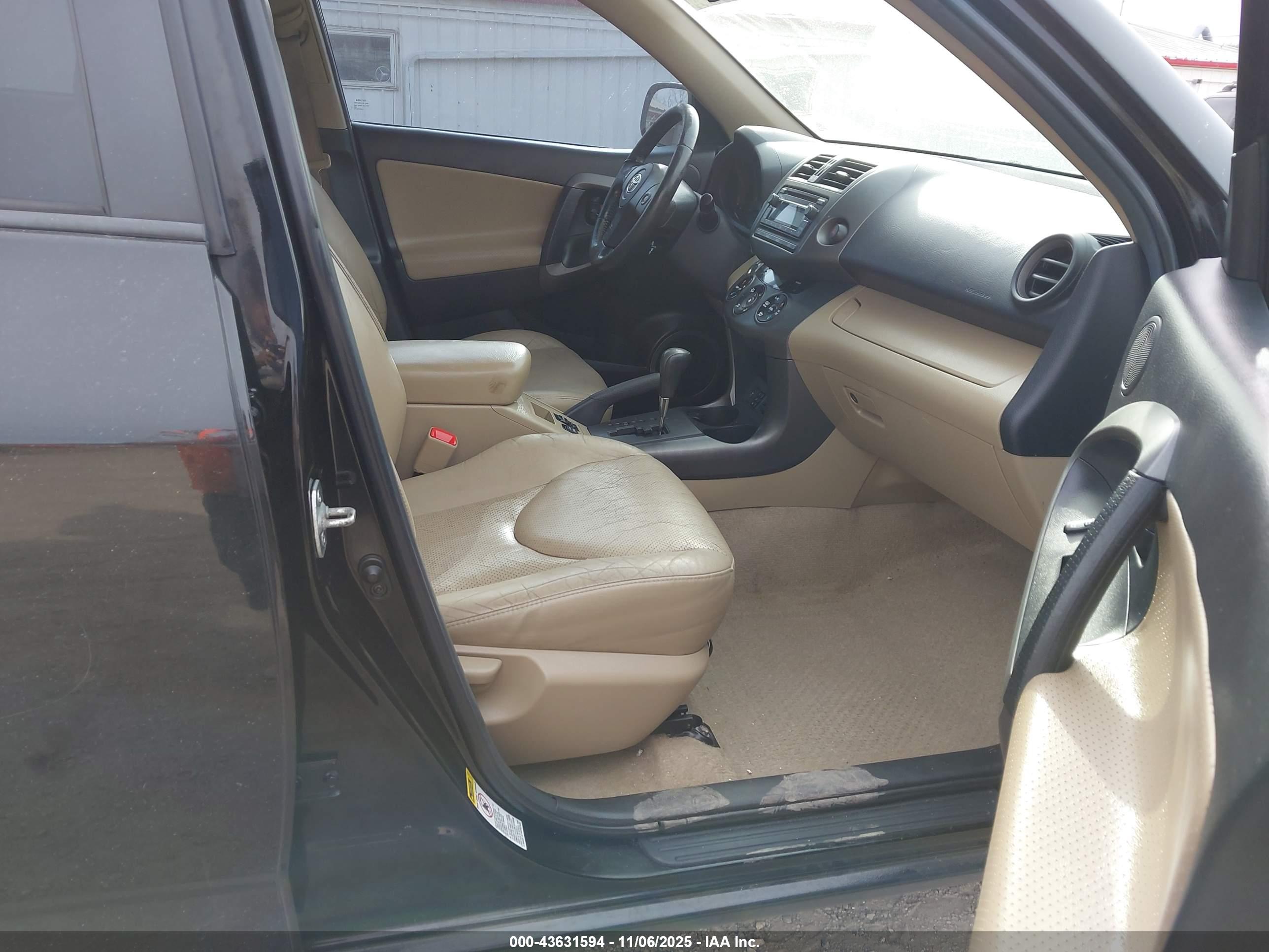 TOYOTA RAV4 image 5