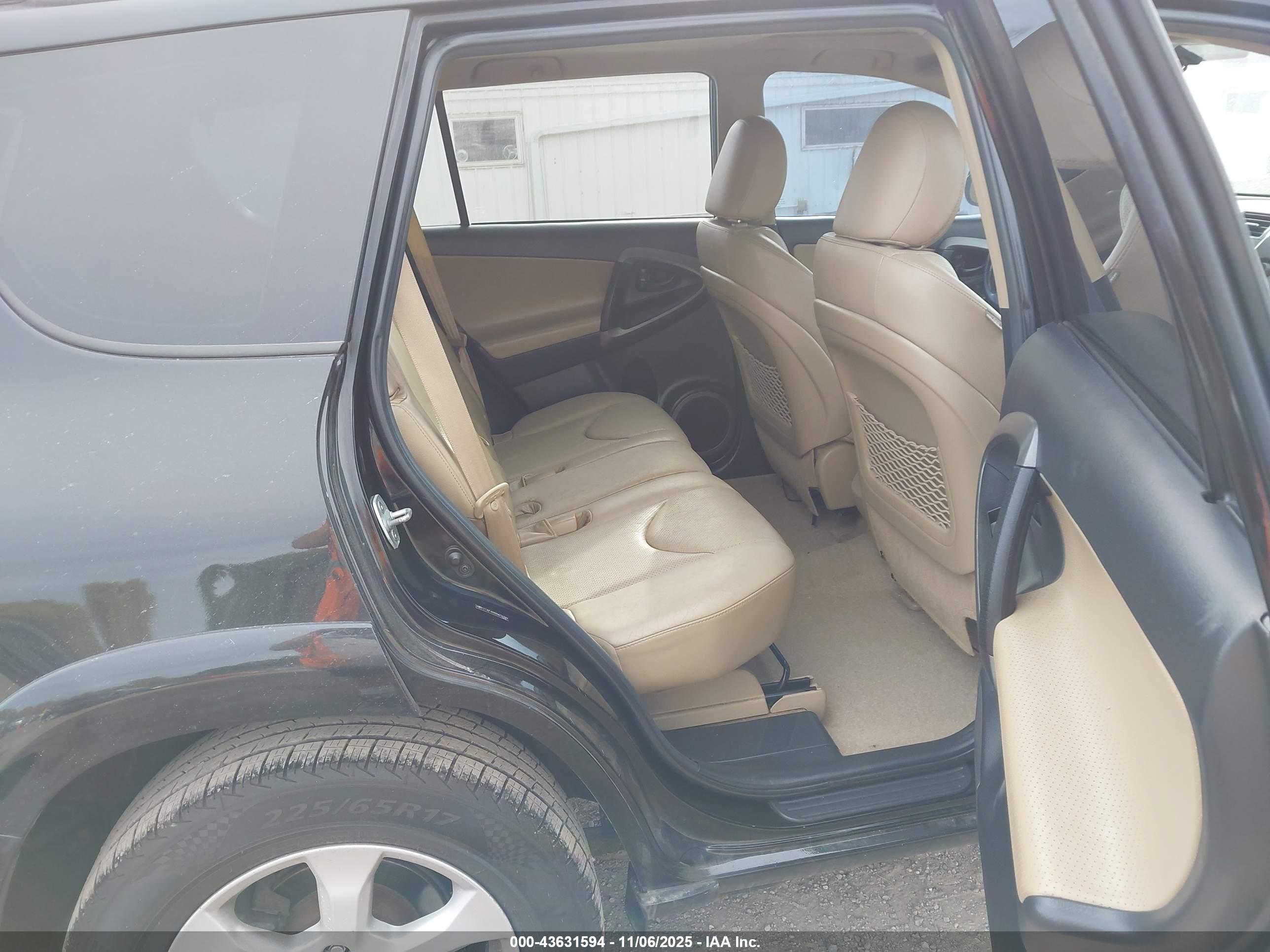 TOYOTA RAV4 image 8