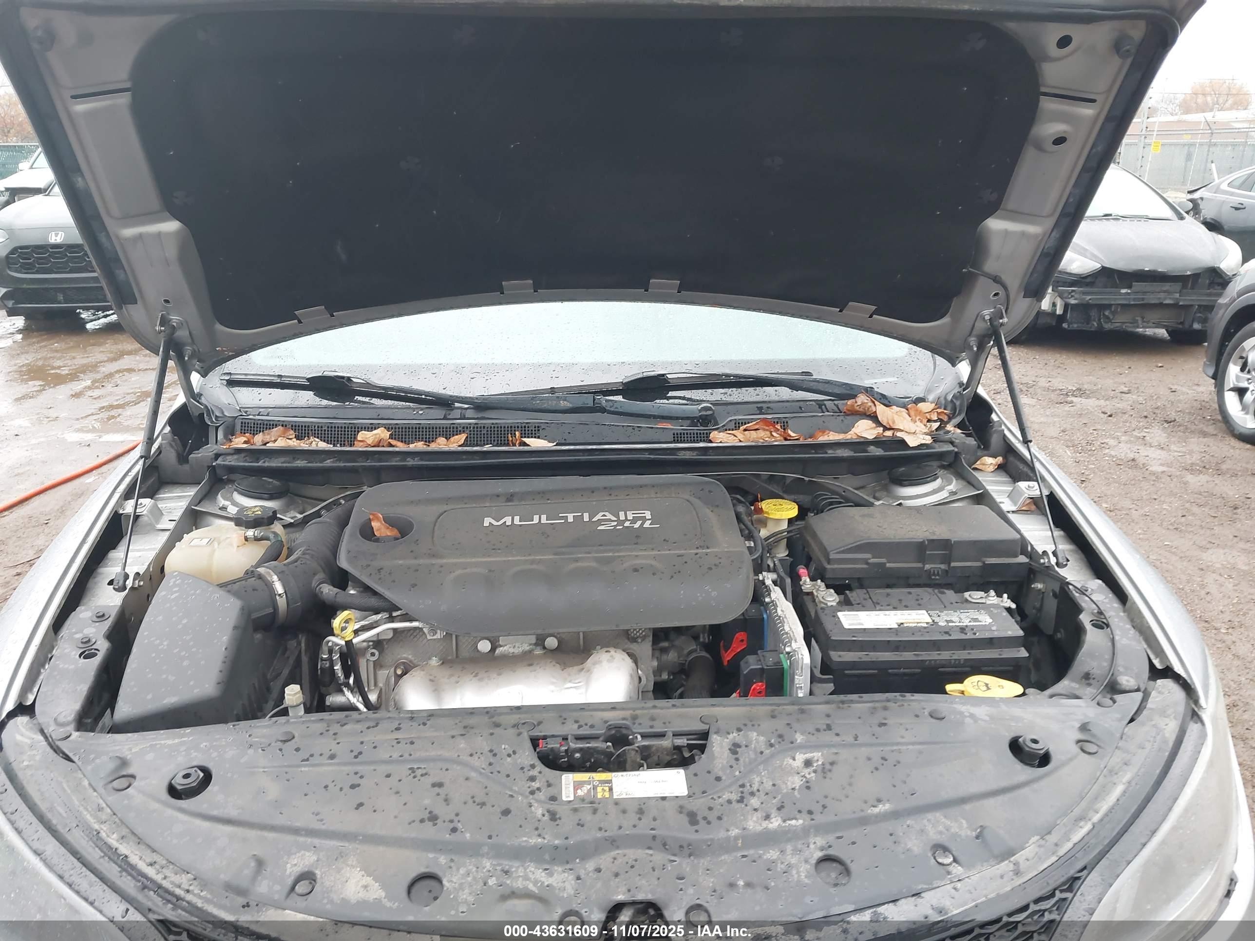 CHRYSLER 200 image 10