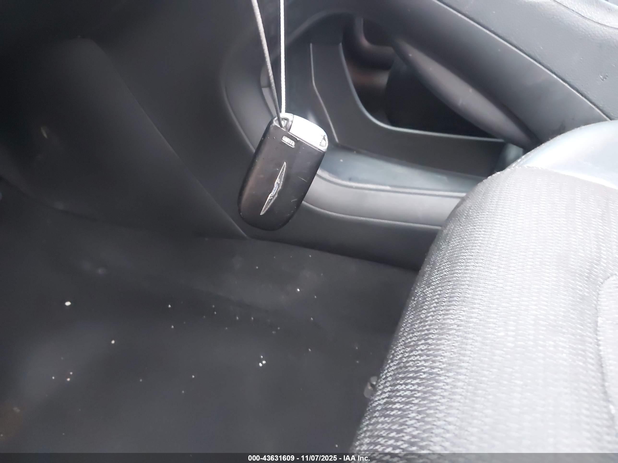 CHRYSLER 200 image 11