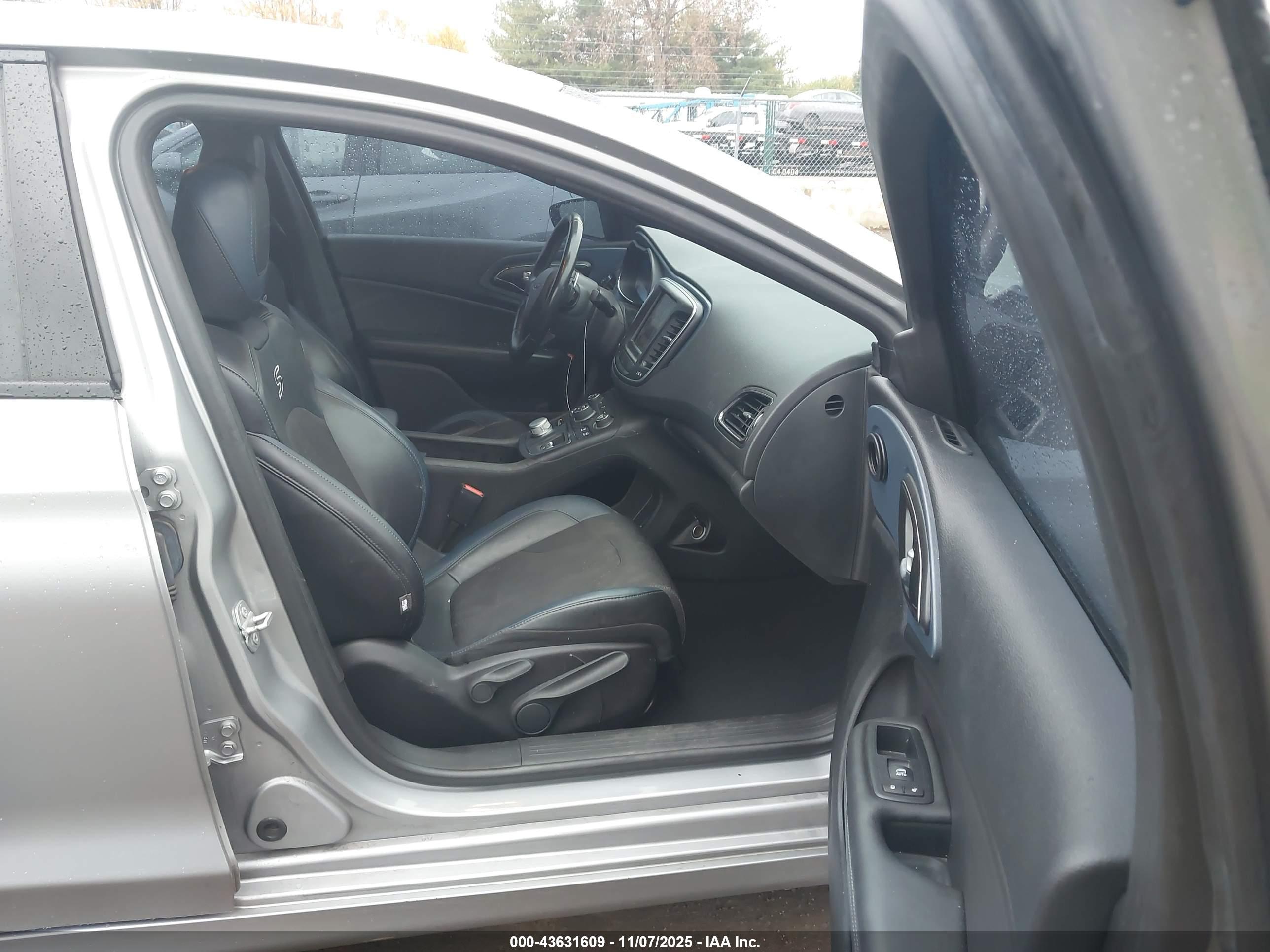 CHRYSLER 200 image 5
