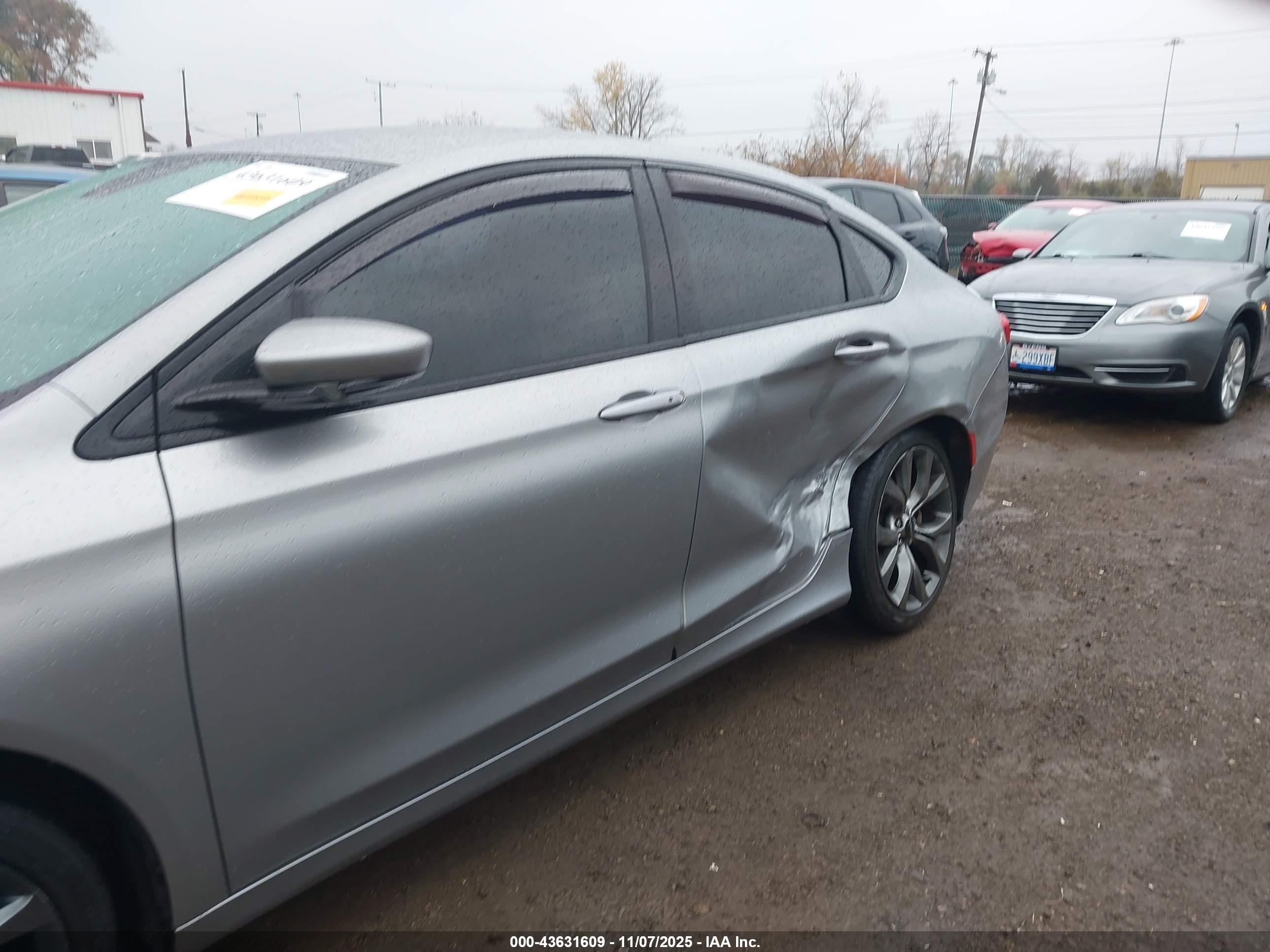 CHRYSLER 200 image 6