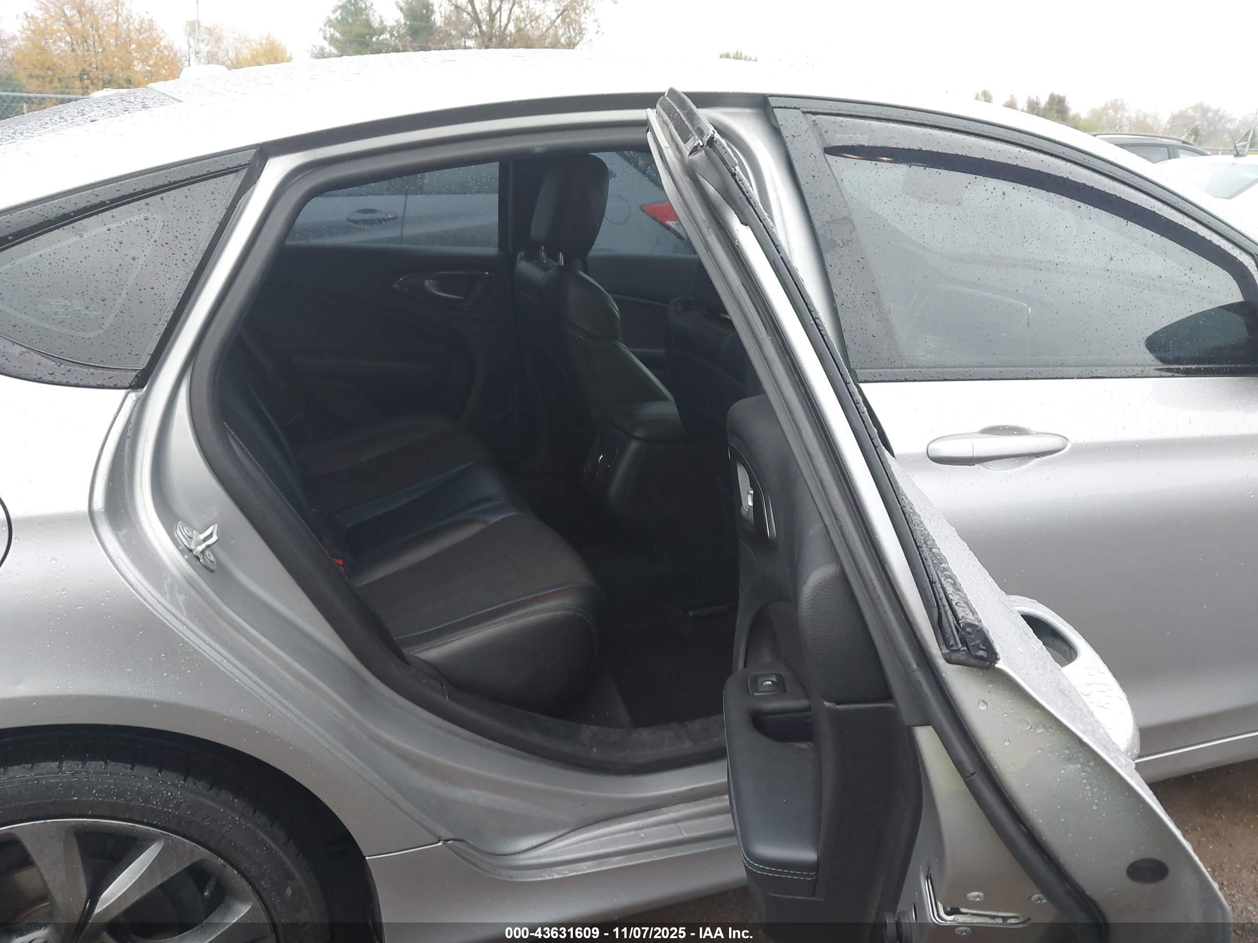CHRYSLER 200 image 8
