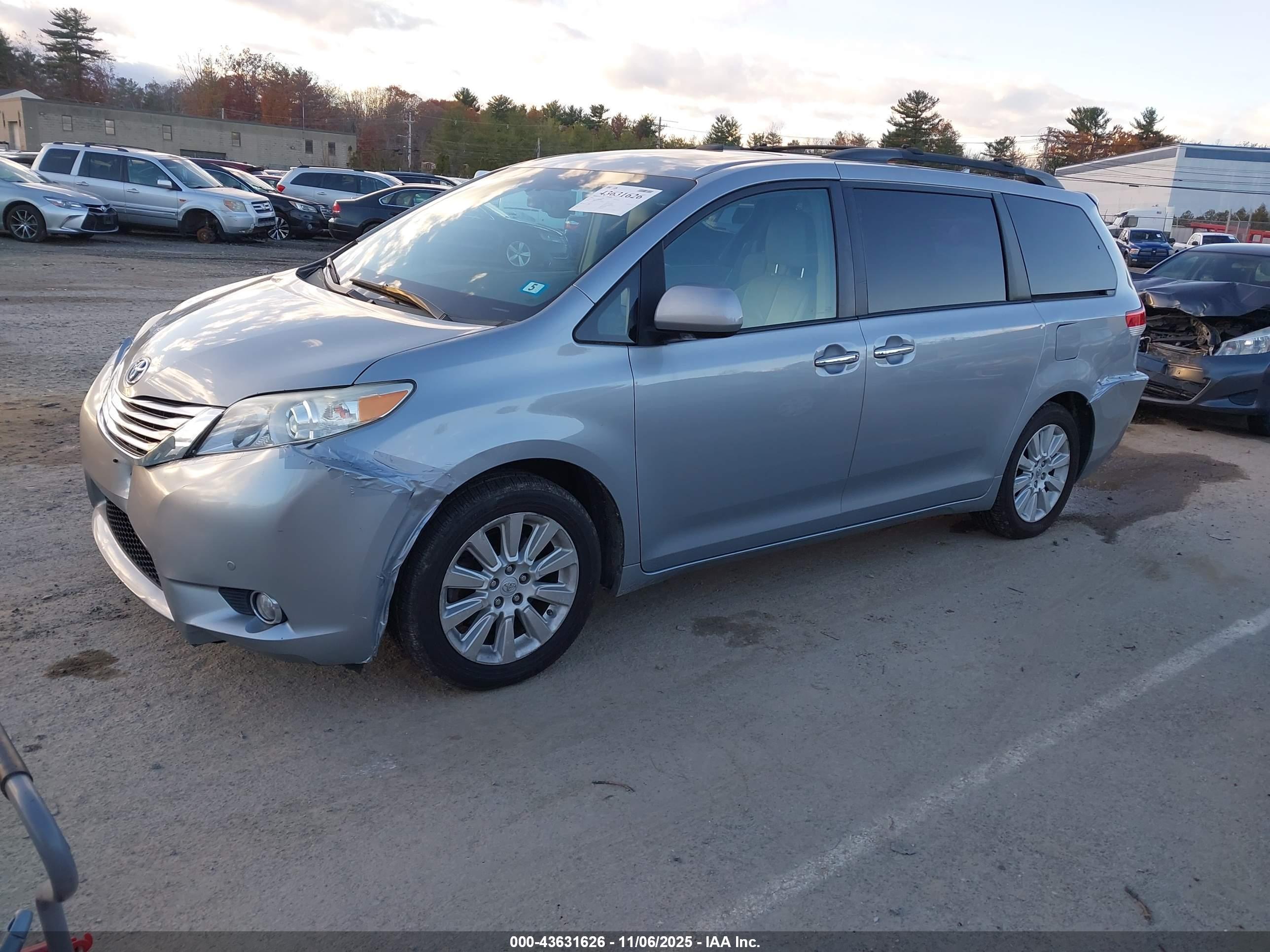 TOYOTA SIENNA image 2