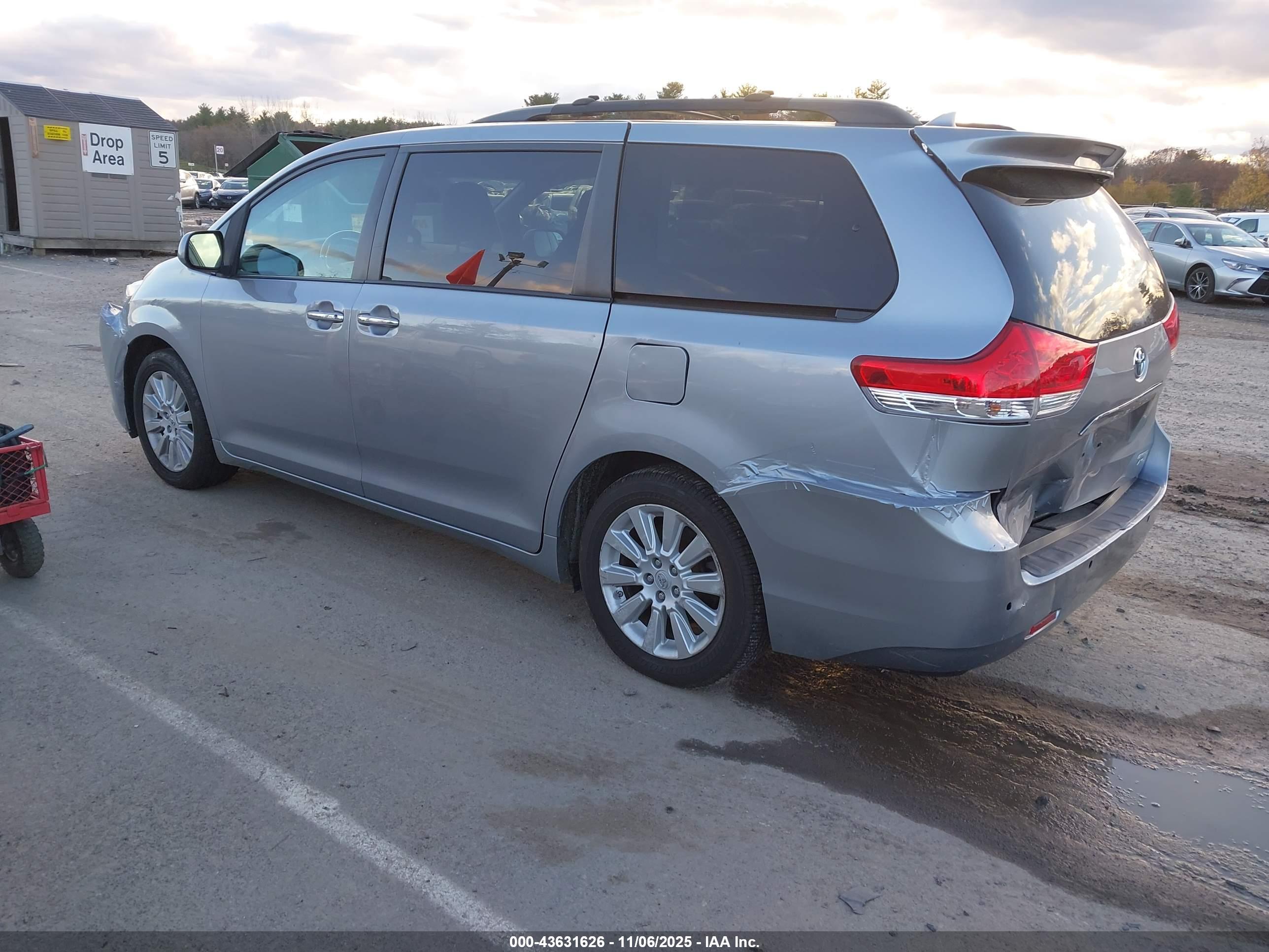 TOYOTA SIENNA image 3