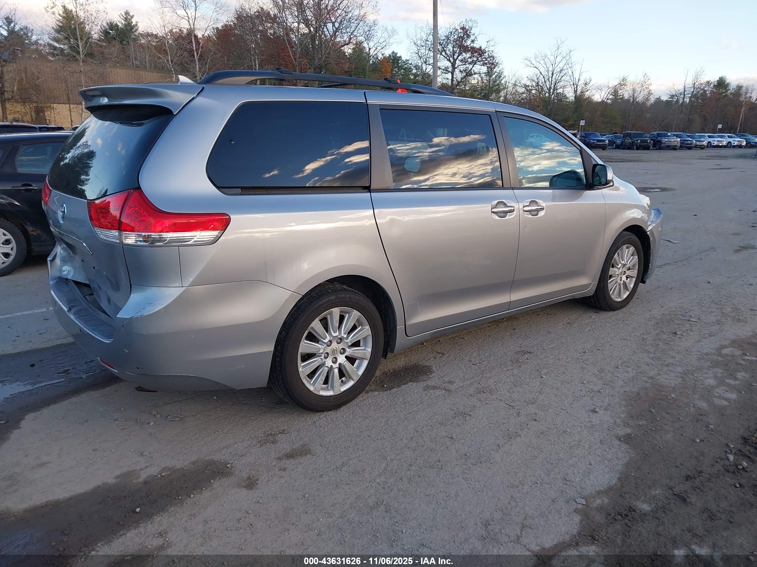 TOYOTA SIENNA image 4