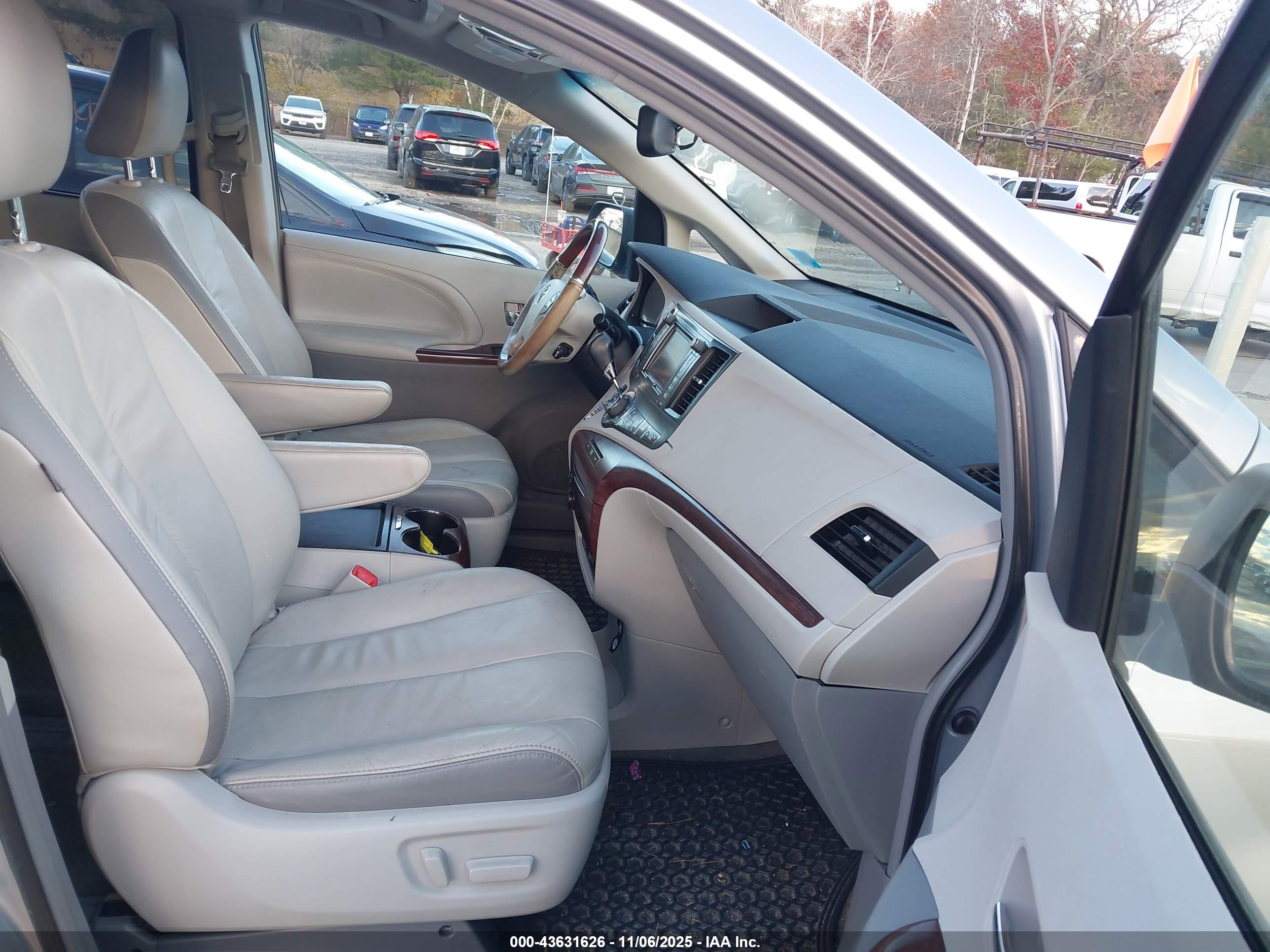 TOYOTA SIENNA image 5