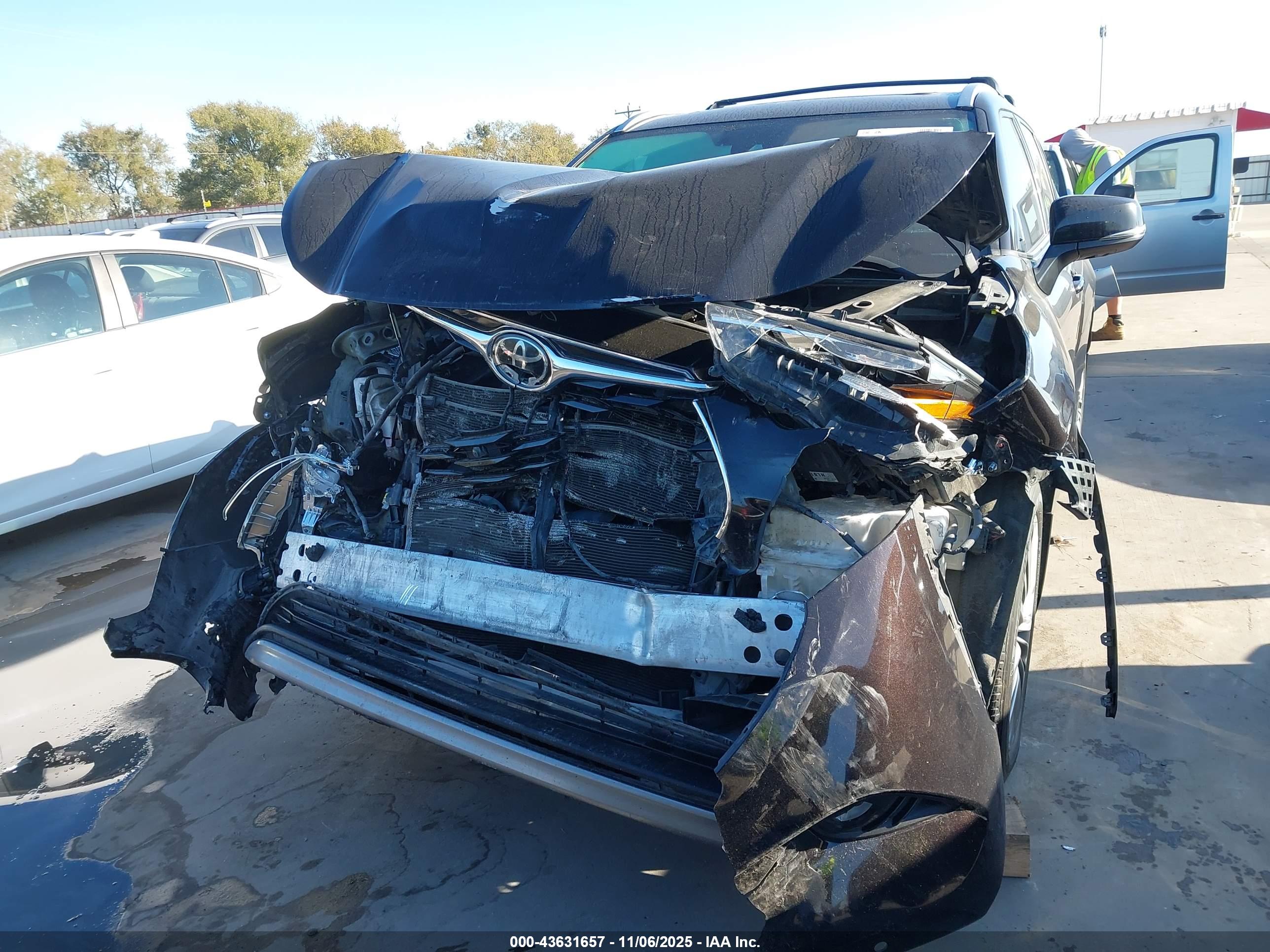 TOYOTA HIGHLANDER image 6