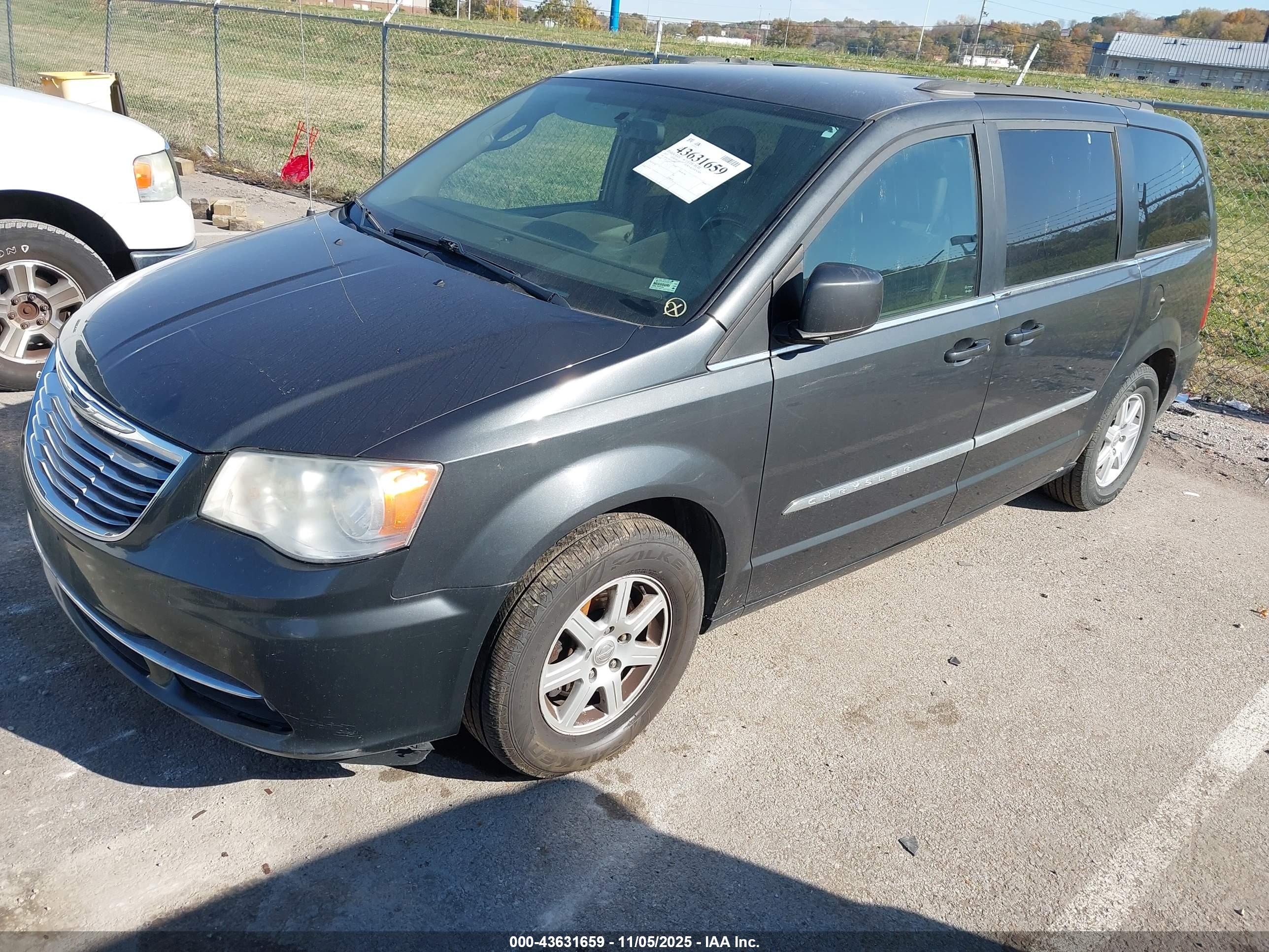 CHRYSLER TOWN image 2