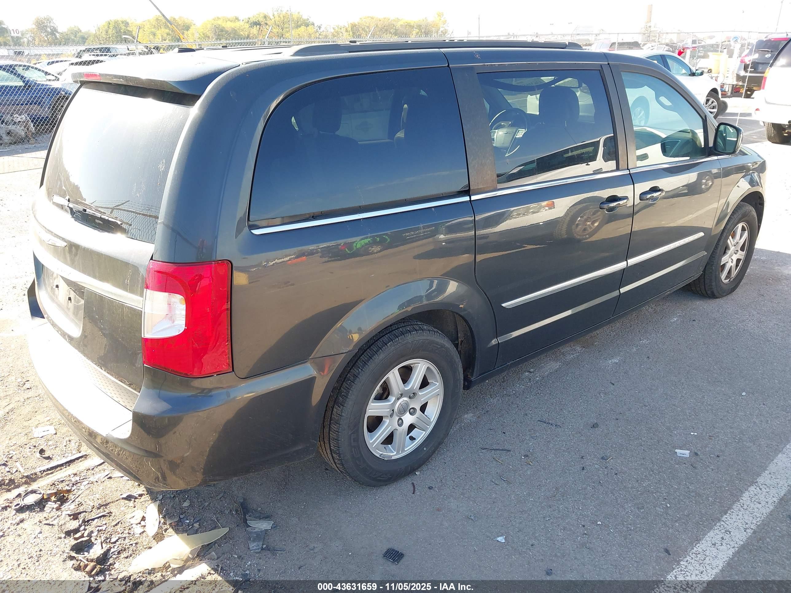 CHRYSLER TOWN image 4