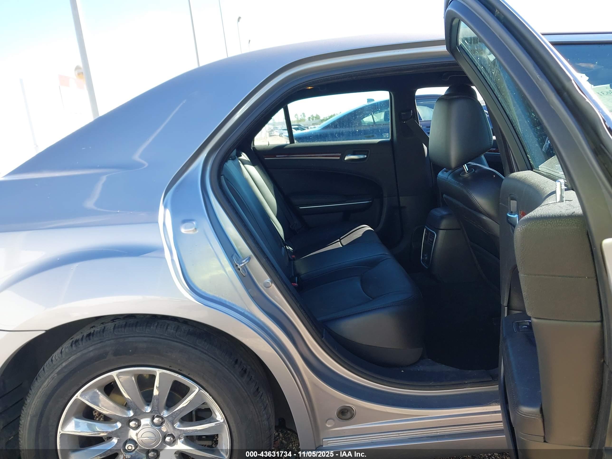 CHRYSLER 300 image 8