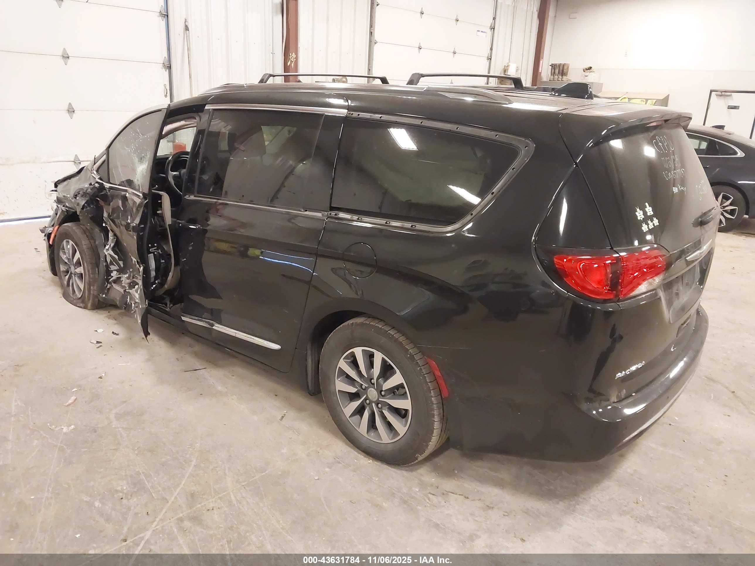 CHRYSLER PACIFICA image 3