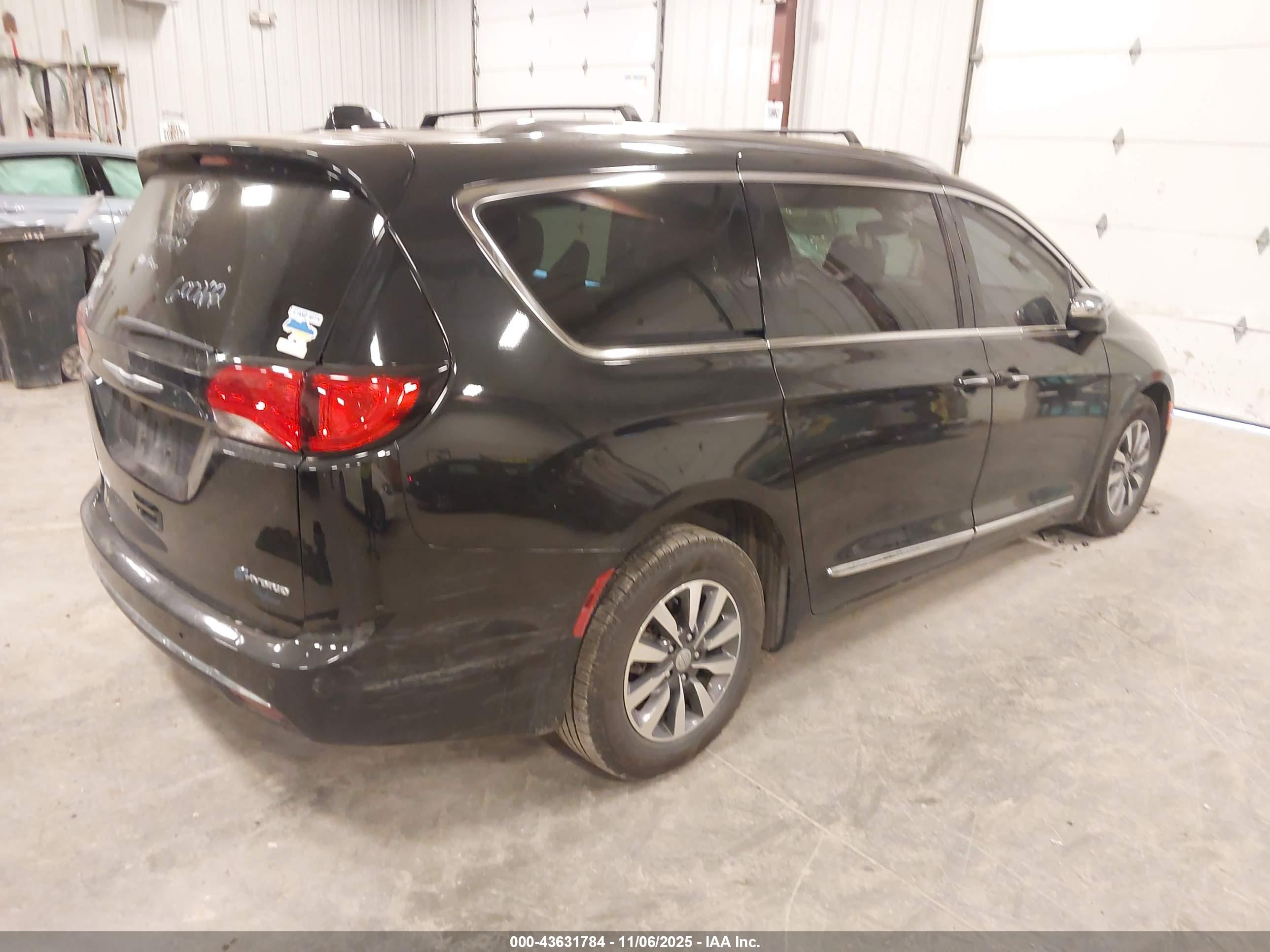 CHRYSLER PACIFICA image 4