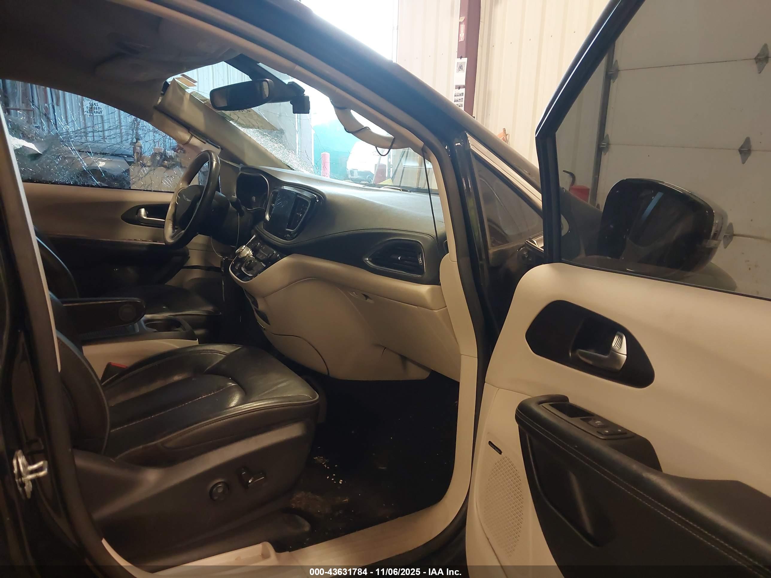 CHRYSLER PACIFICA image 5