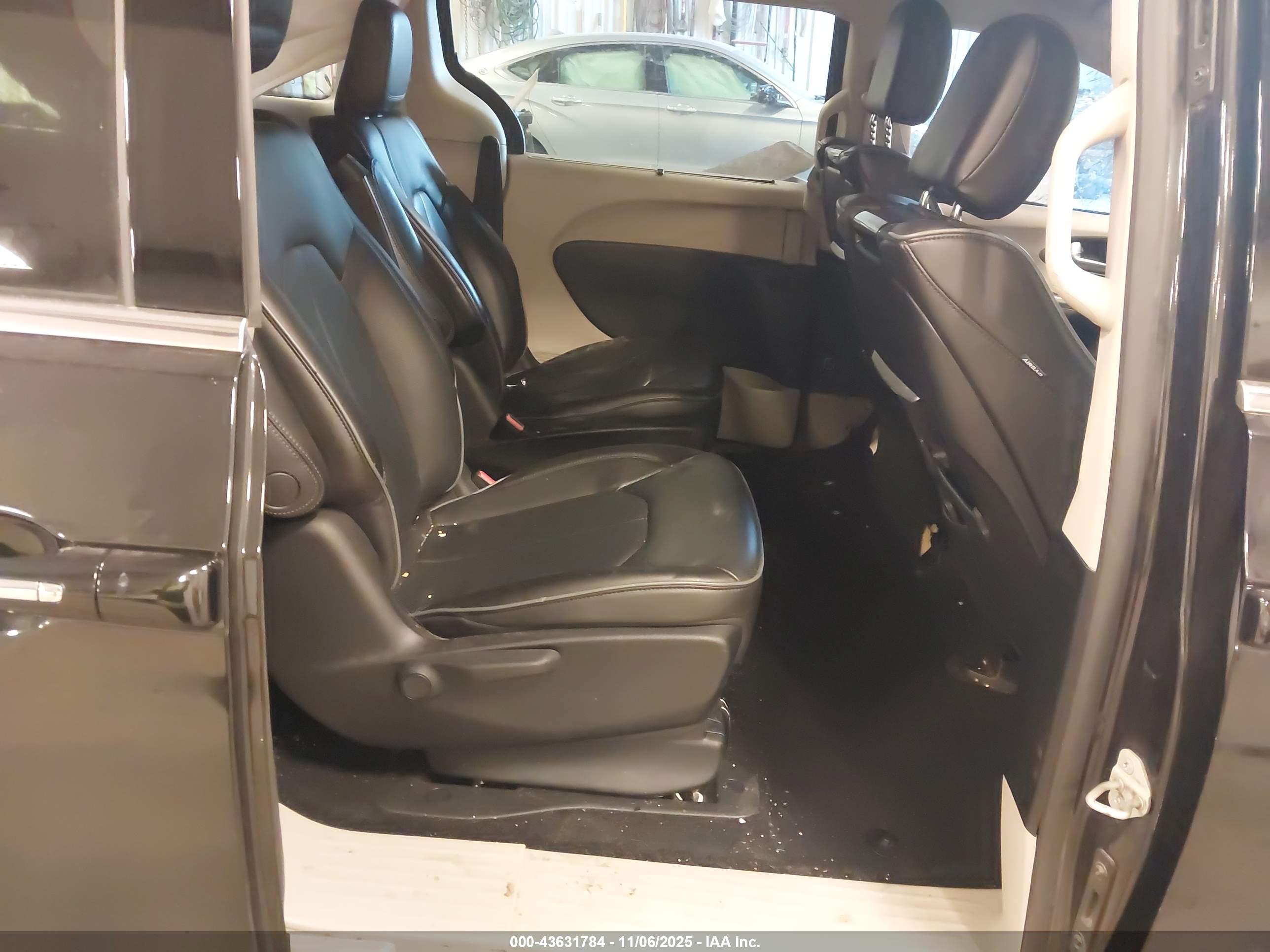 CHRYSLER PACIFICA image 8