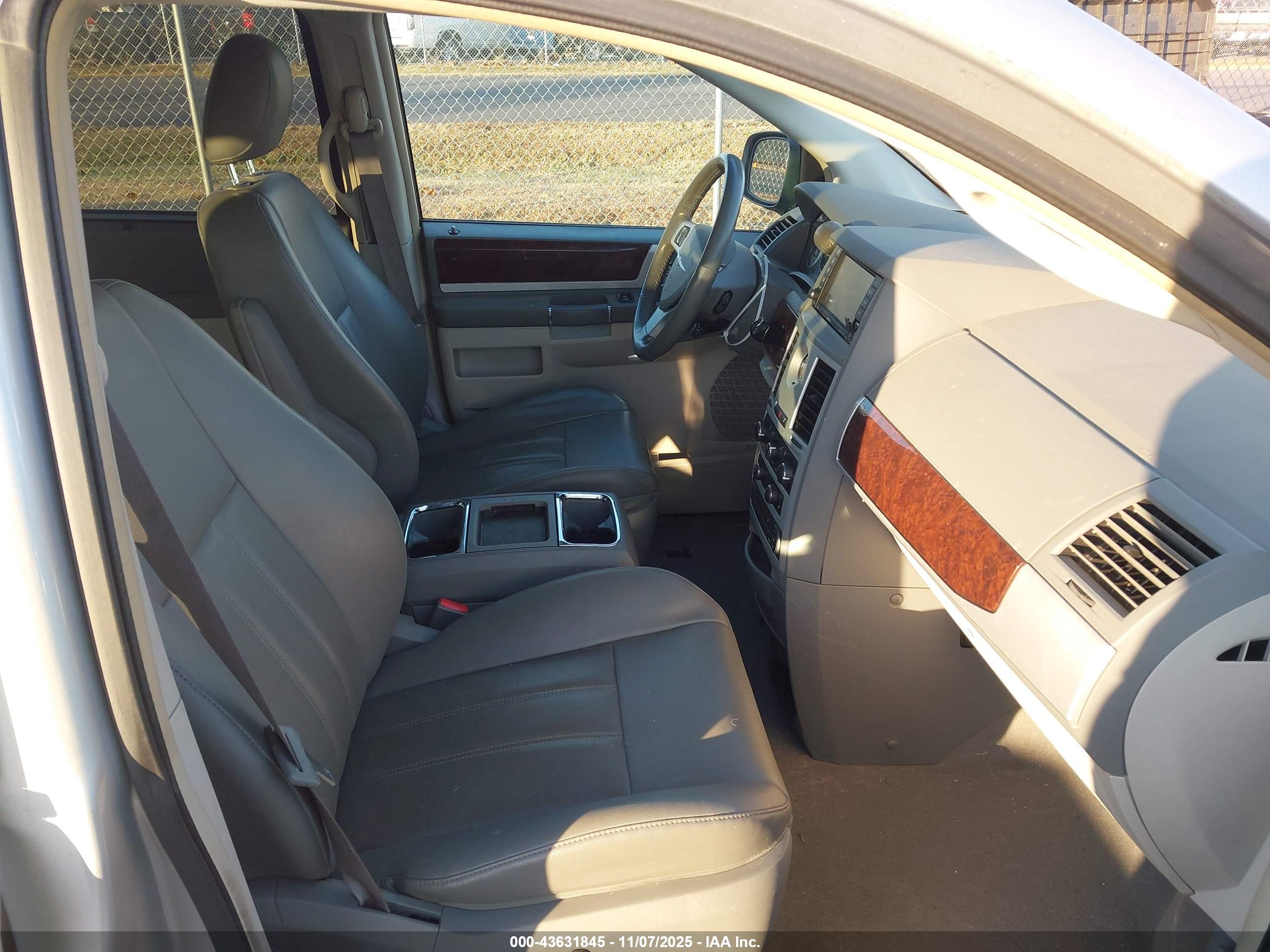 CHRYSLER TOWN image 5