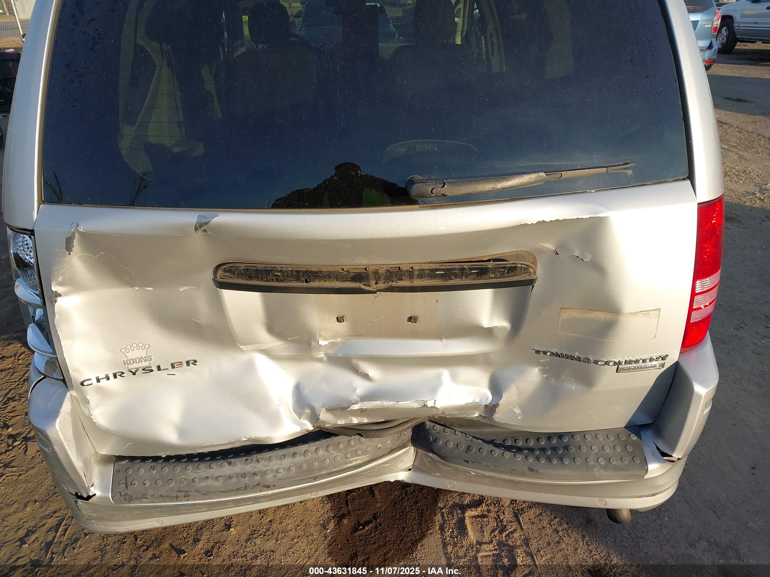 CHRYSLER TOWN image 6