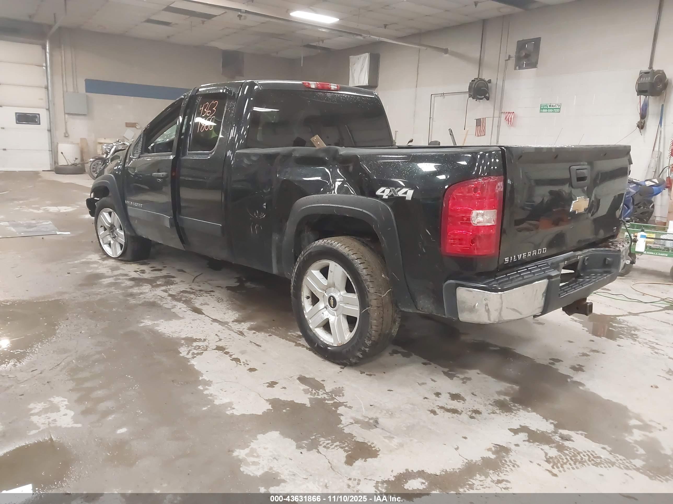 CHEVROLET SILVERADO image 3