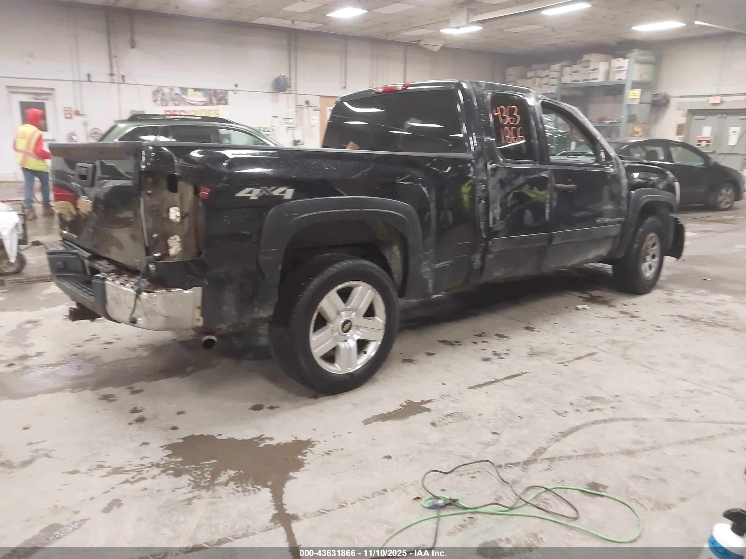 CHEVROLET SILVERADO image 4