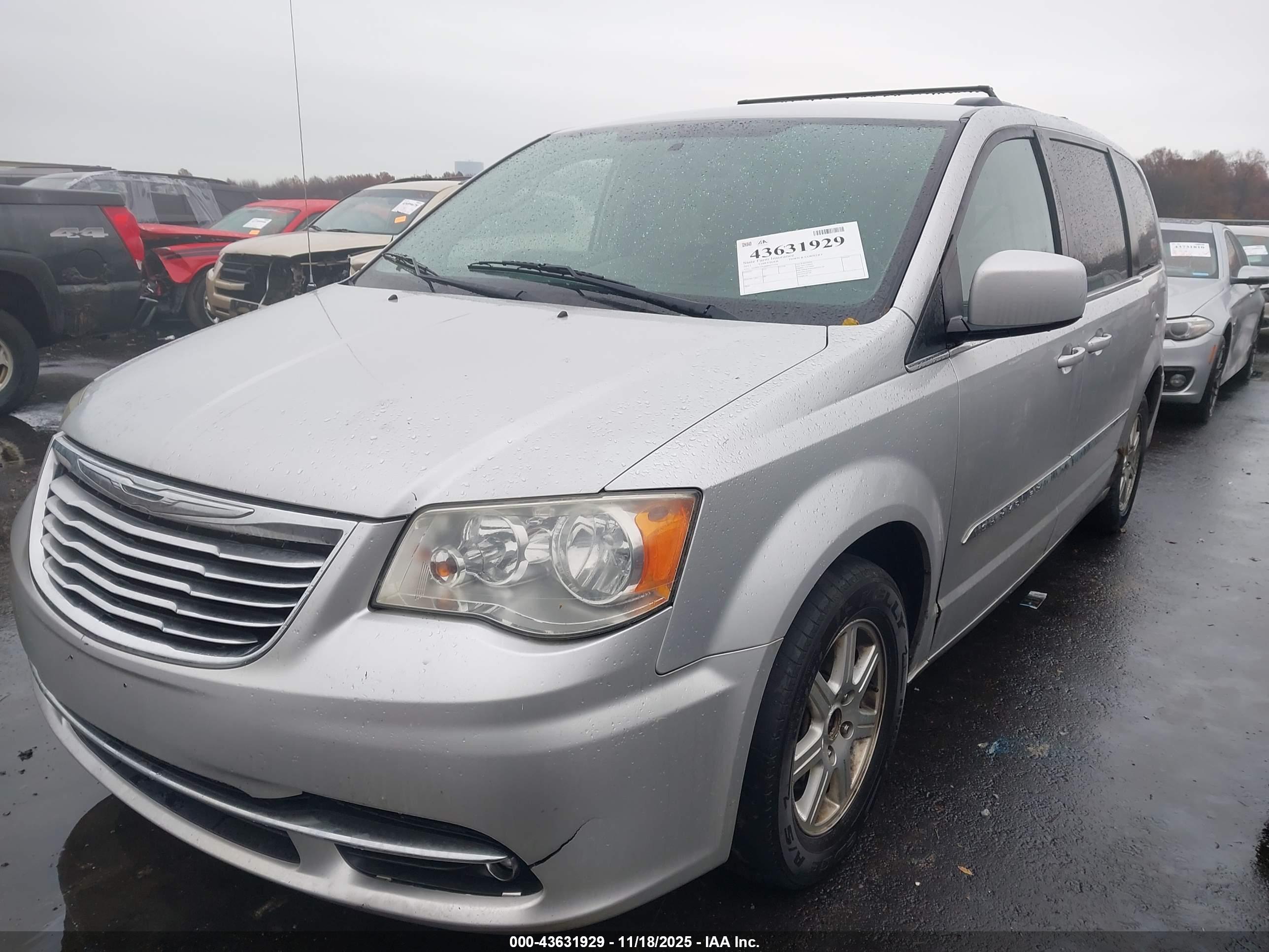 CHRYSLER TOWN image 2