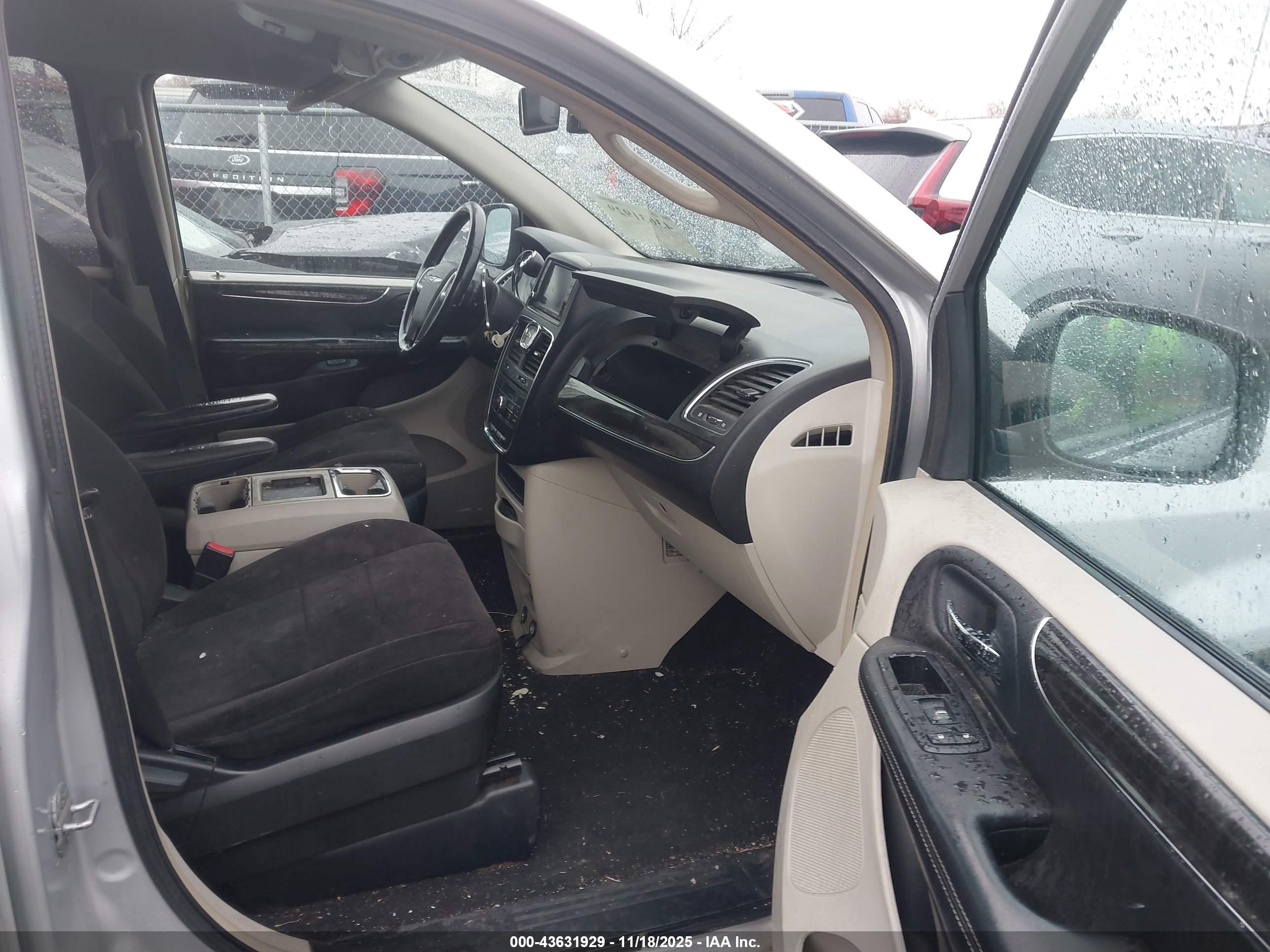 CHRYSLER TOWN image 5