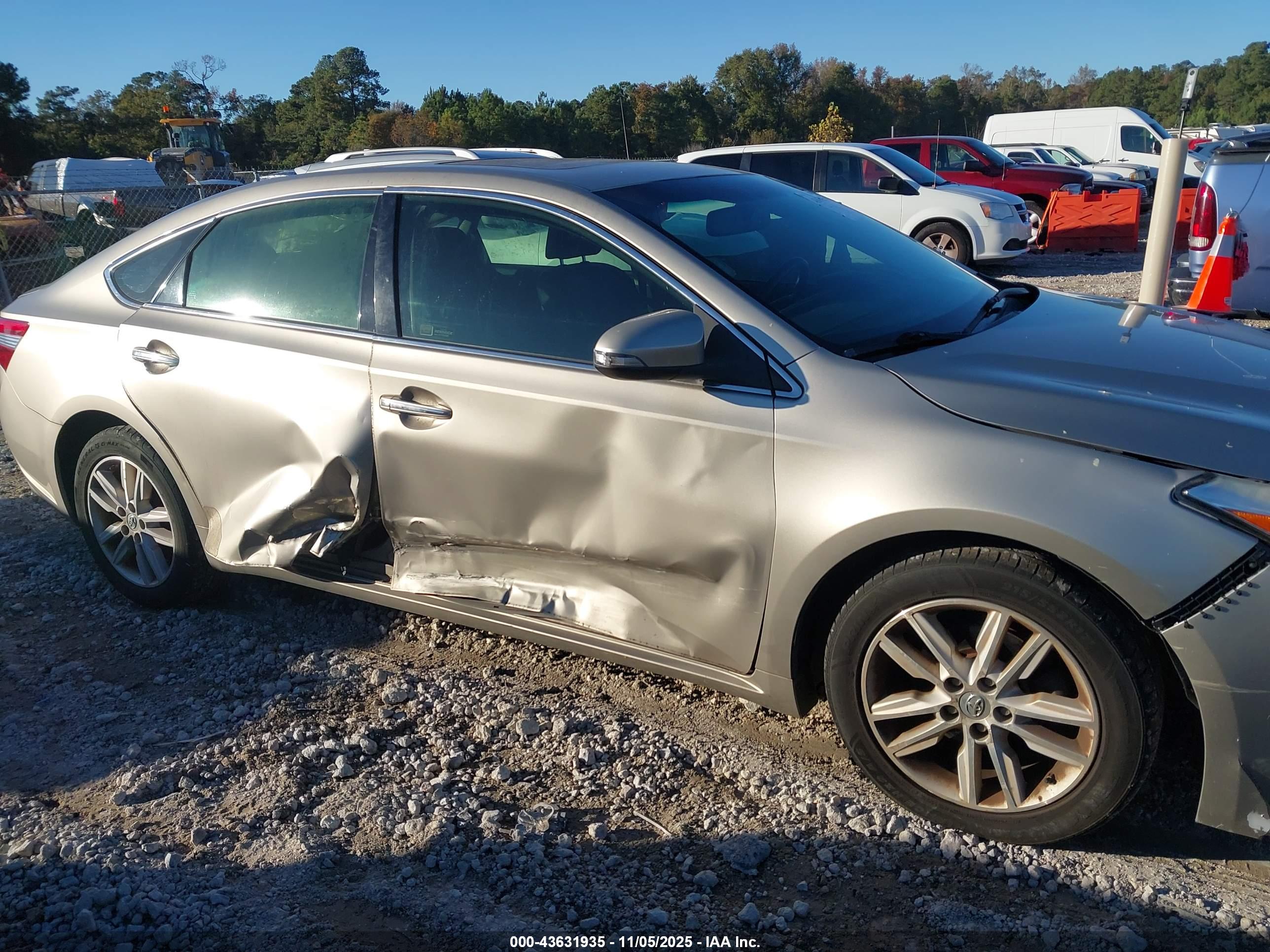 TOYOTA AVALON image 6