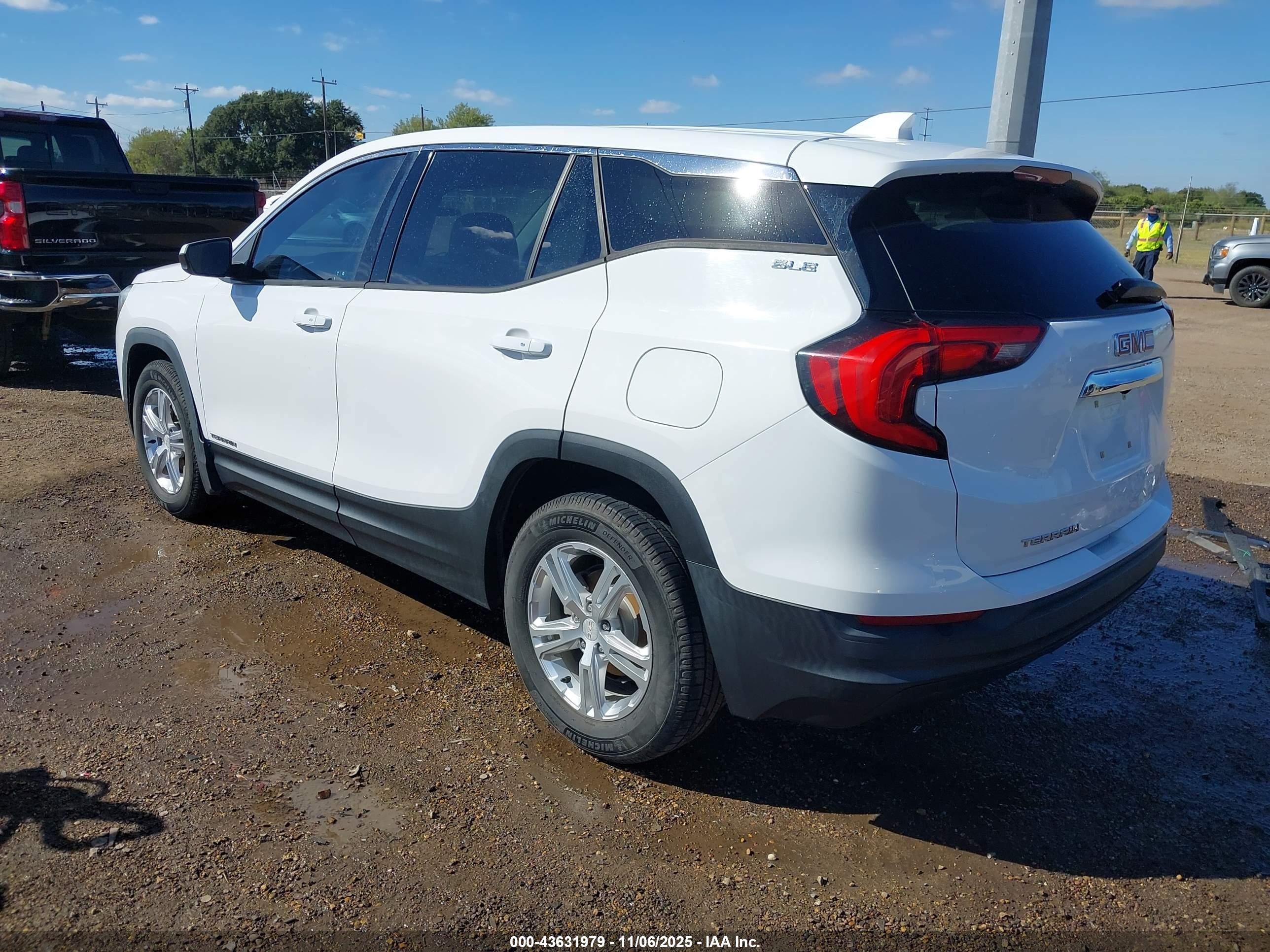 GMC TERRAIN image 3