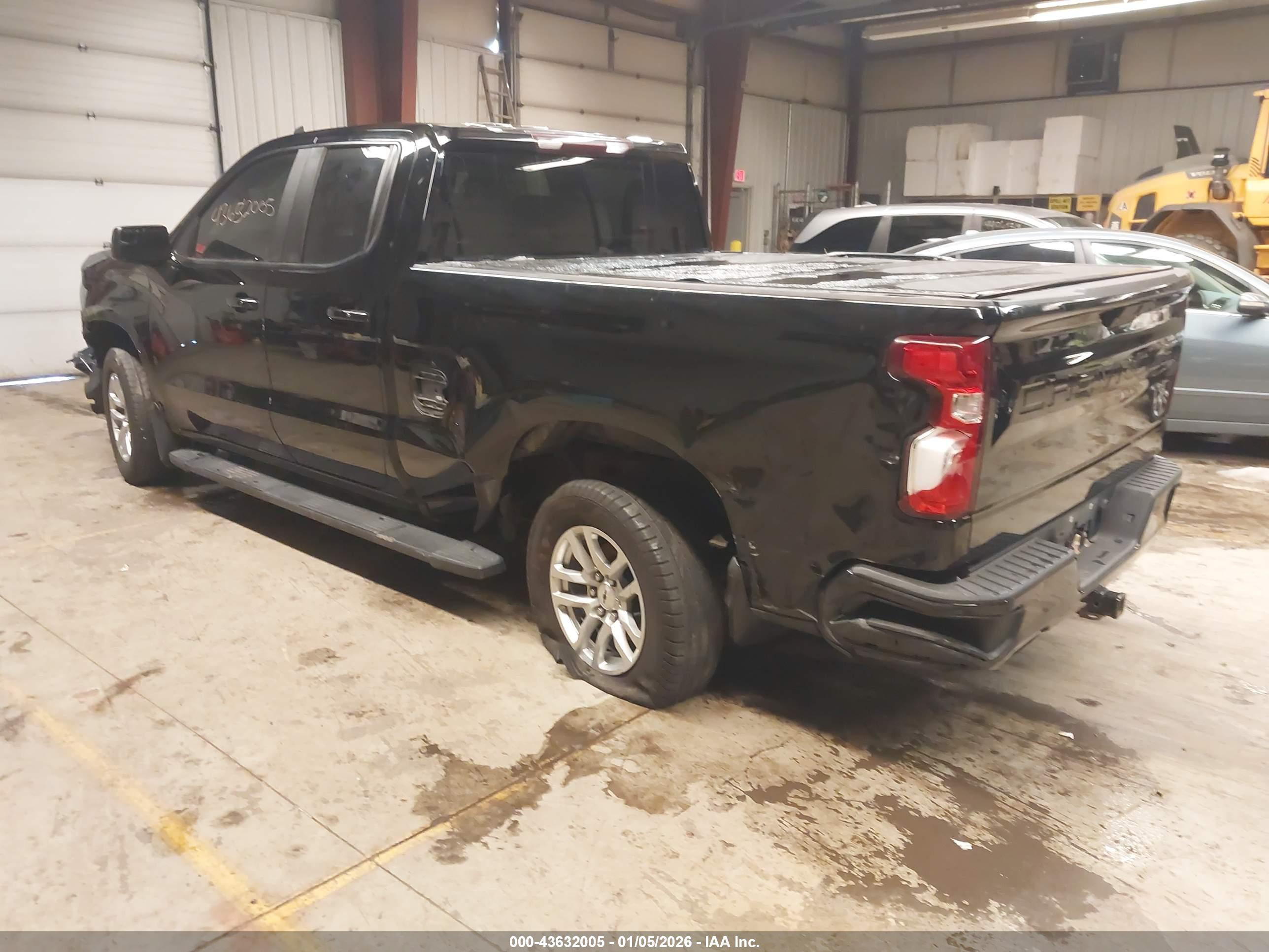 CHEVROLET SILVERADO image 3
