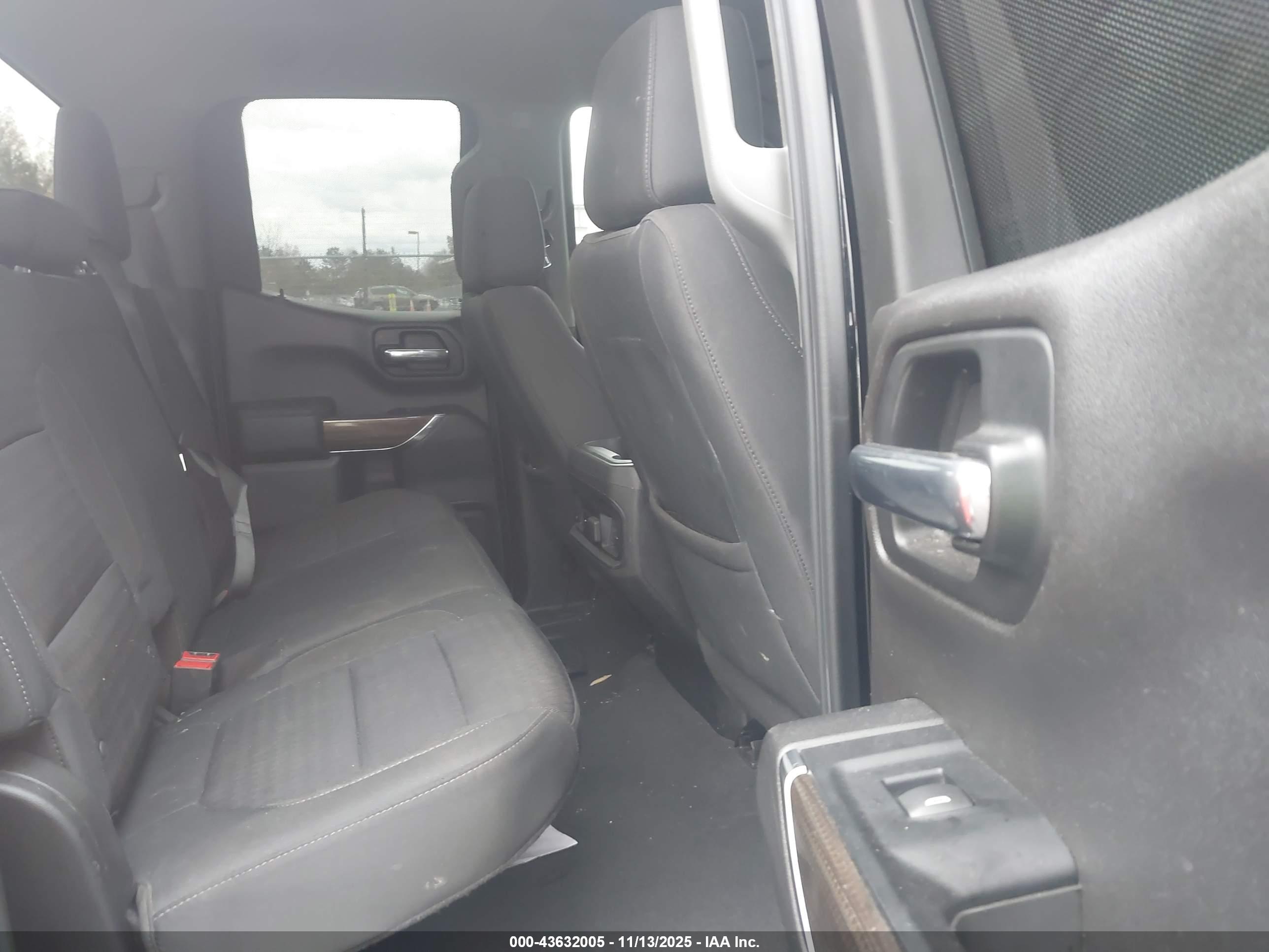 CHEVROLET SILVERADO image 8