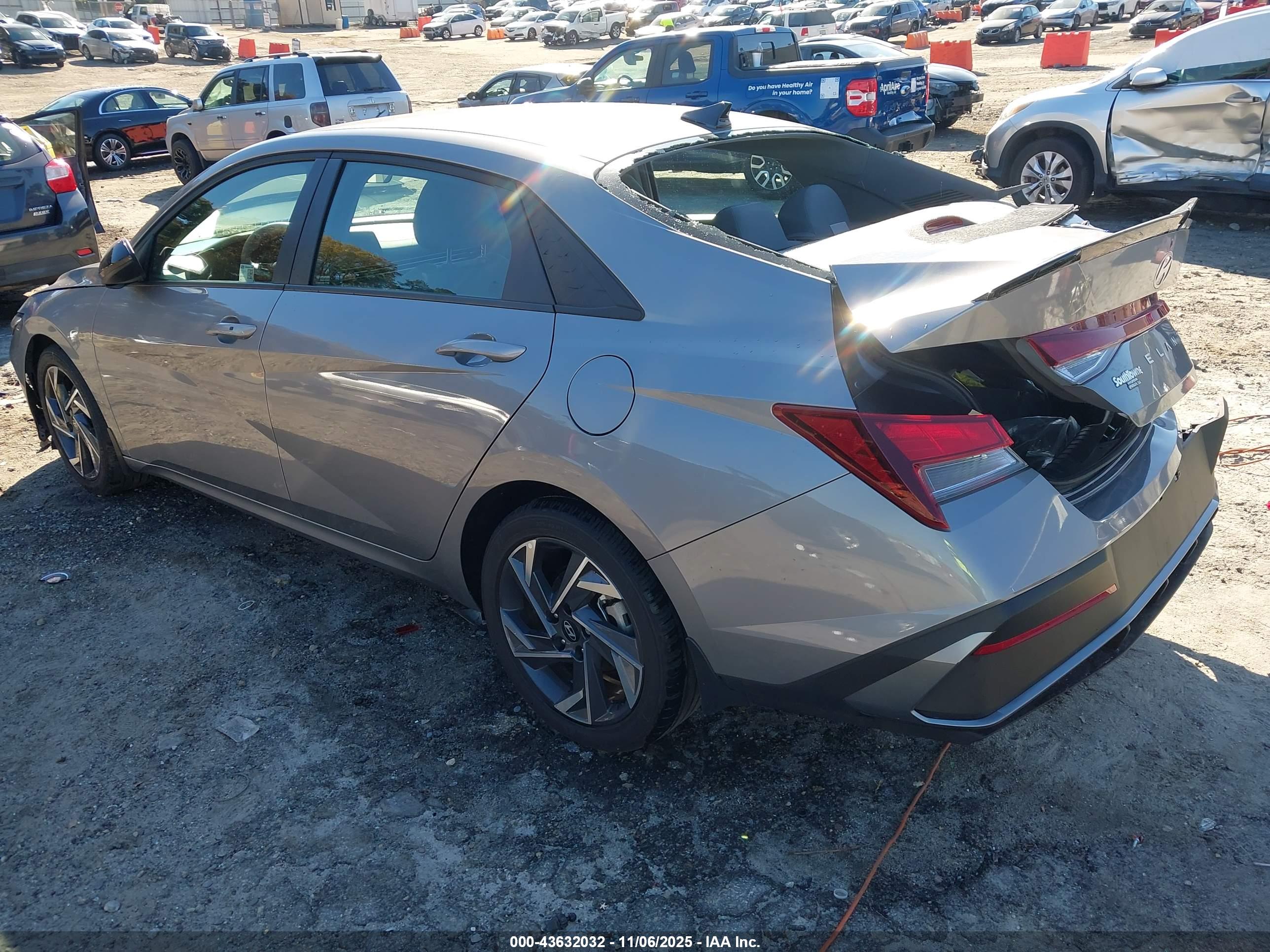 HYUNDAI ELANTRA image 3