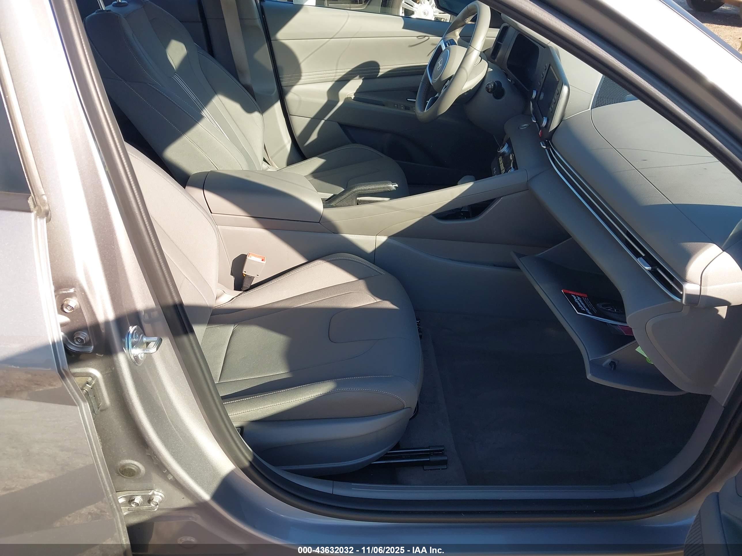 HYUNDAI ELANTRA image 5