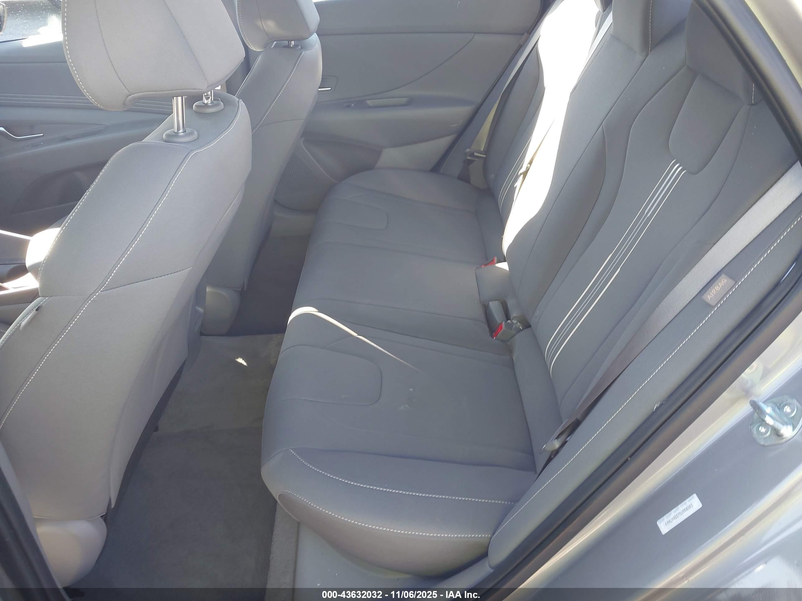 HYUNDAI ELANTRA image 8