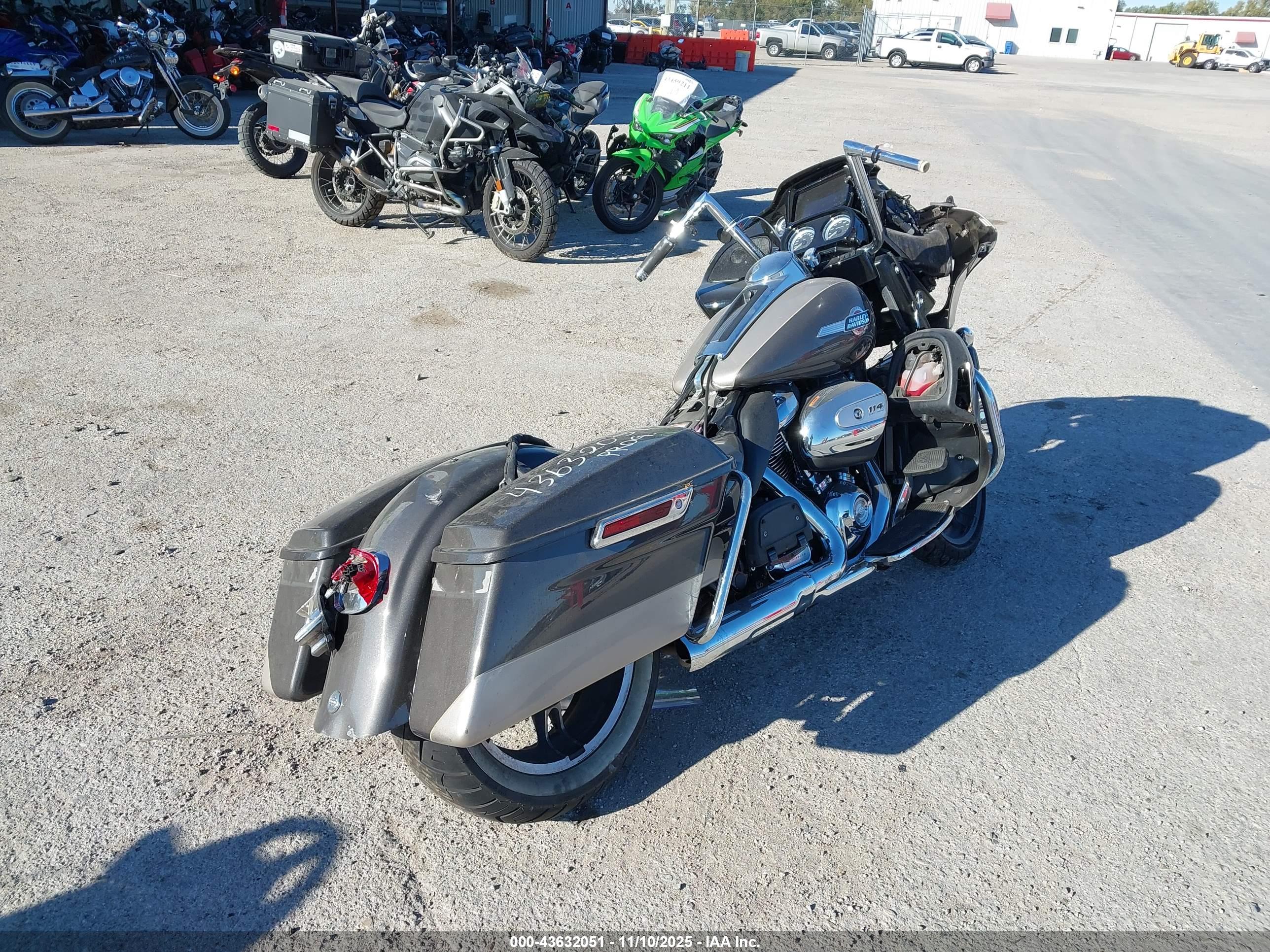 HARLEY-DAVIDSON FLTRK image 4