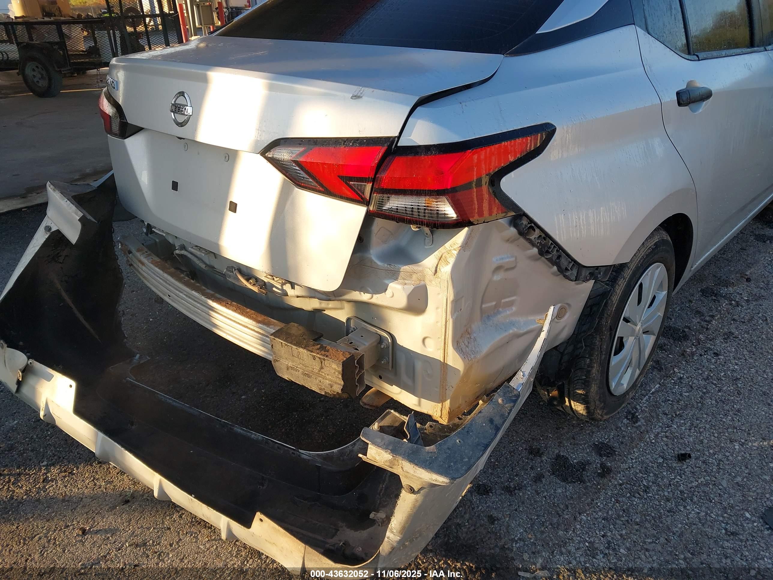 NISSAN VERSA image 6