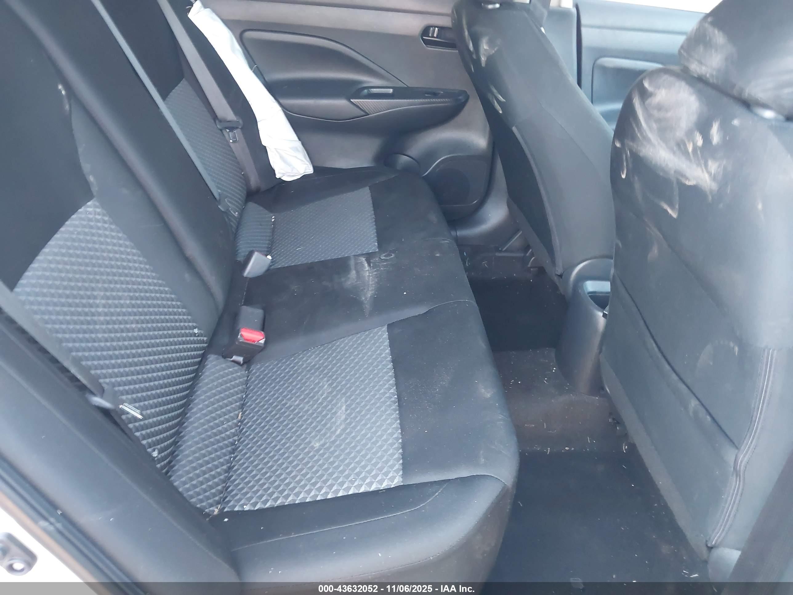 NISSAN VERSA image 8