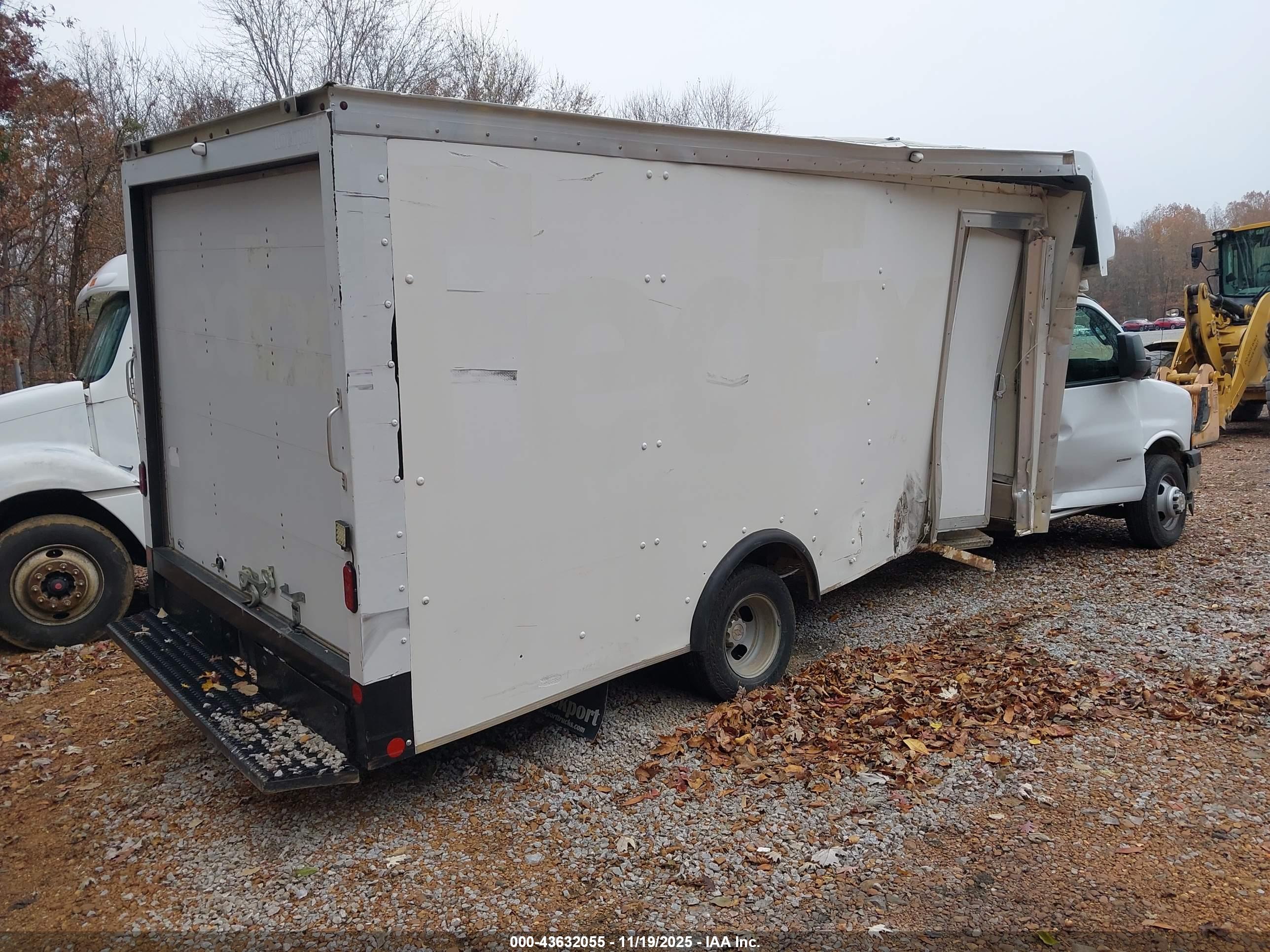 CHEVROLET EXPRESS image 4