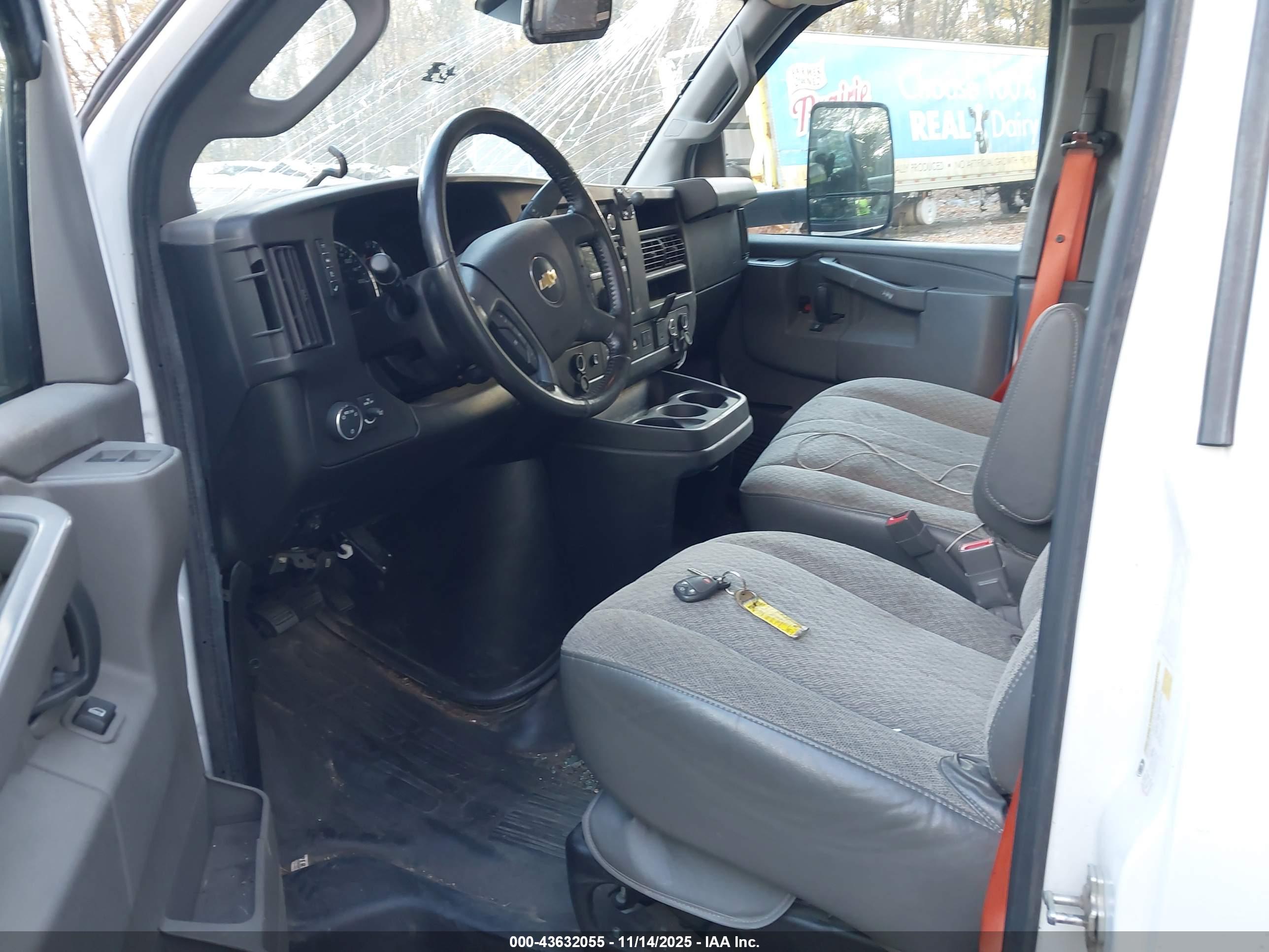 CHEVROLET EXPRESS image 8