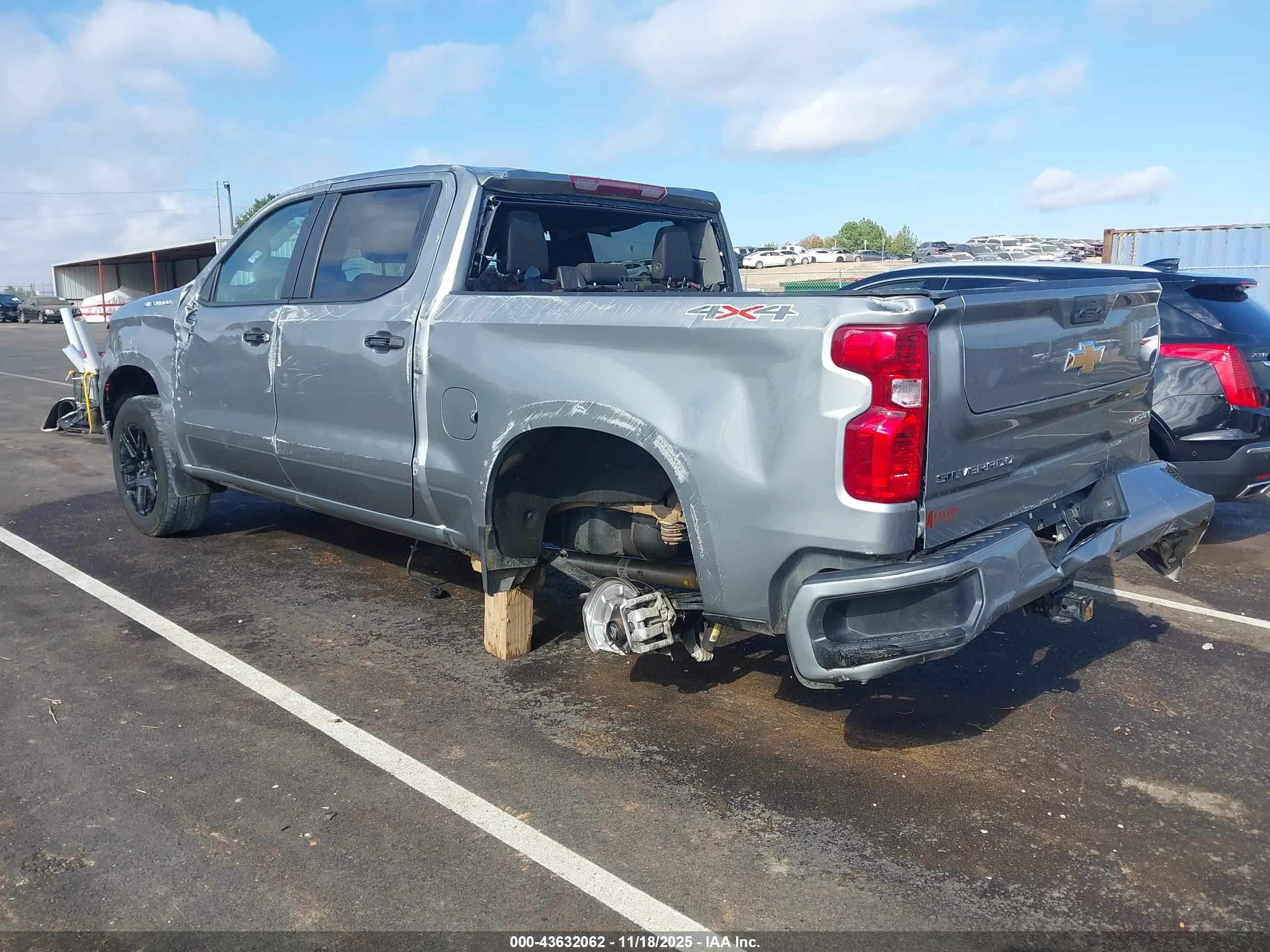 CHEVROLET SILVERADO image 3