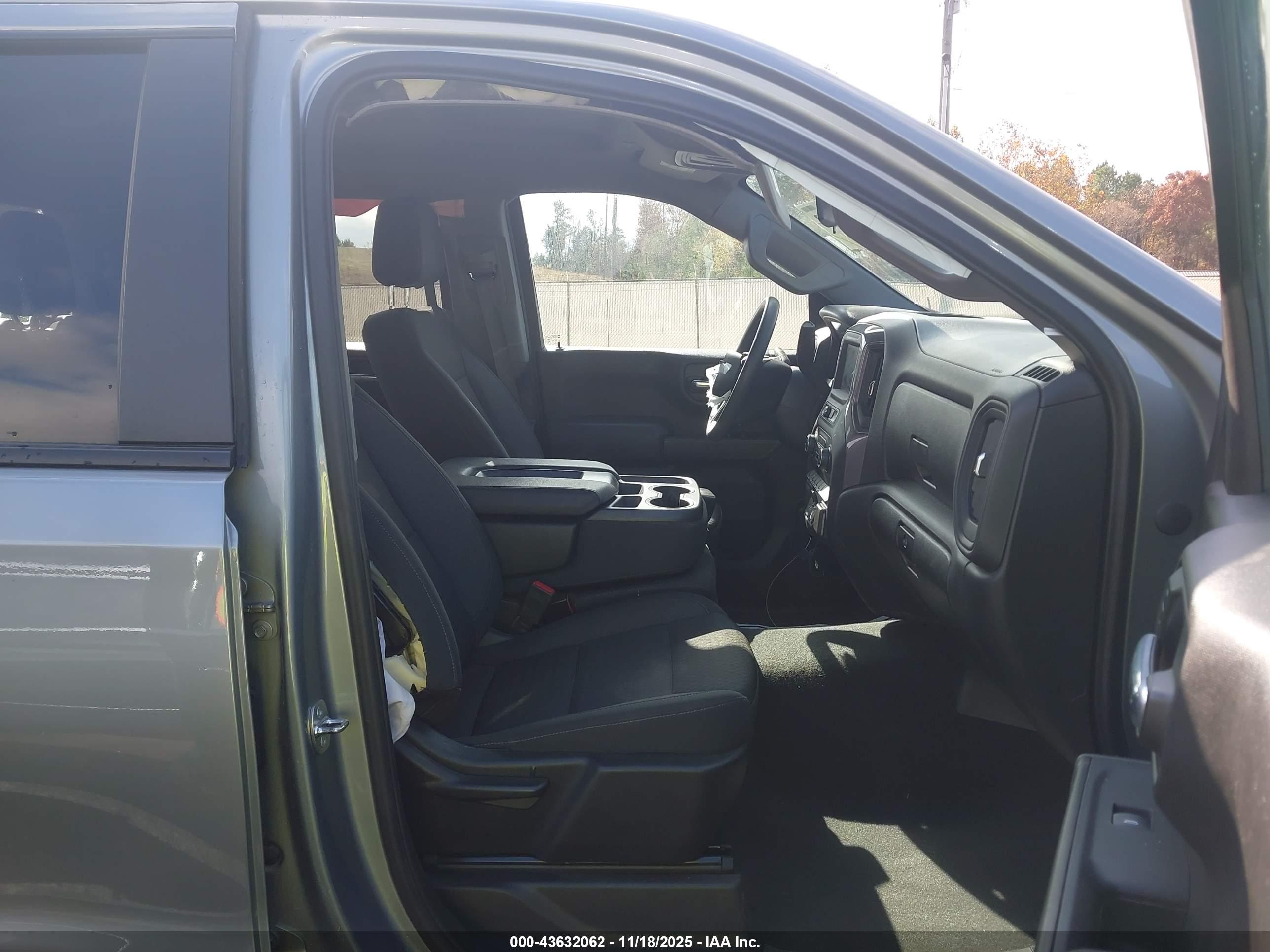 CHEVROLET SILVERADO image 5