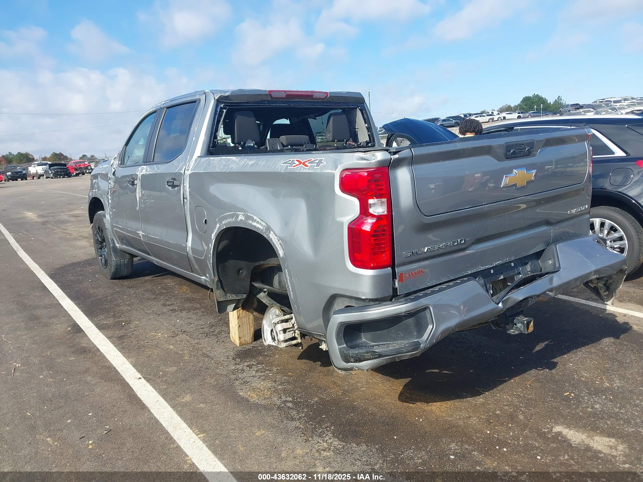 CHEVROLET SILVERADO image 6